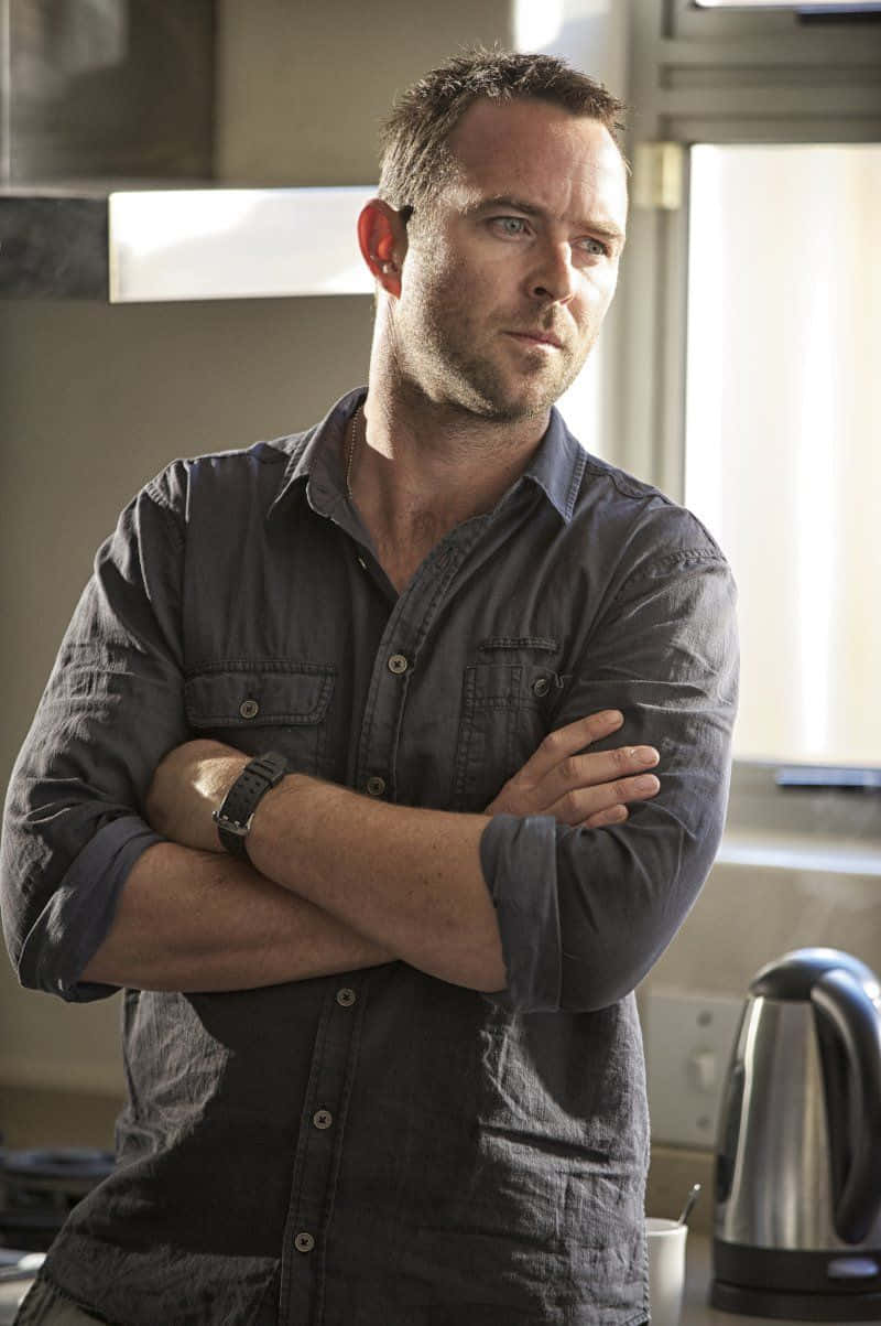 Sullivan Stapleton, crossed arms, modern kitchen, SD Phone Wallpaper