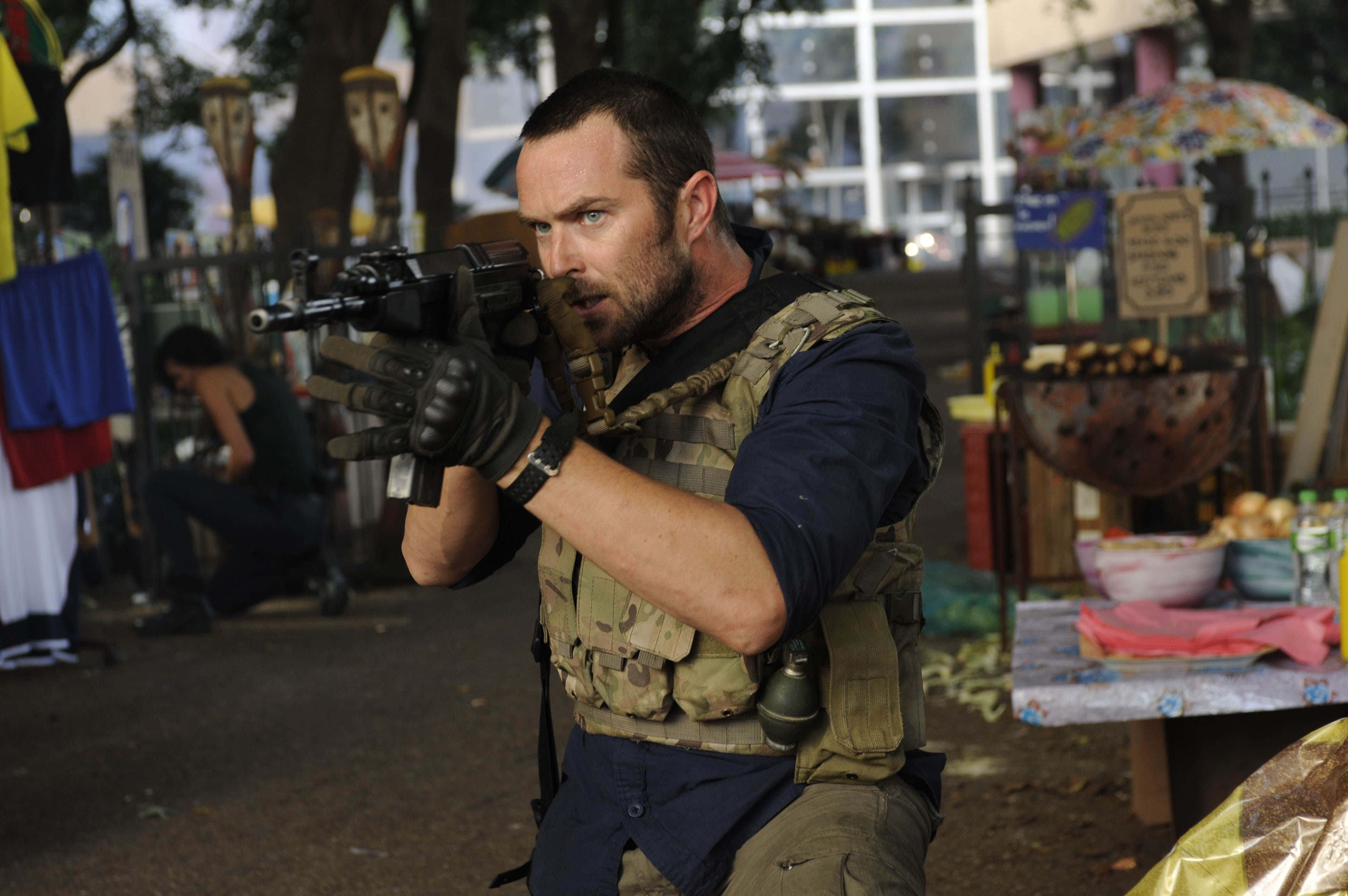 Sullivan Stapleton, tactical gear, rifle, 4K Desktop Wallpaper