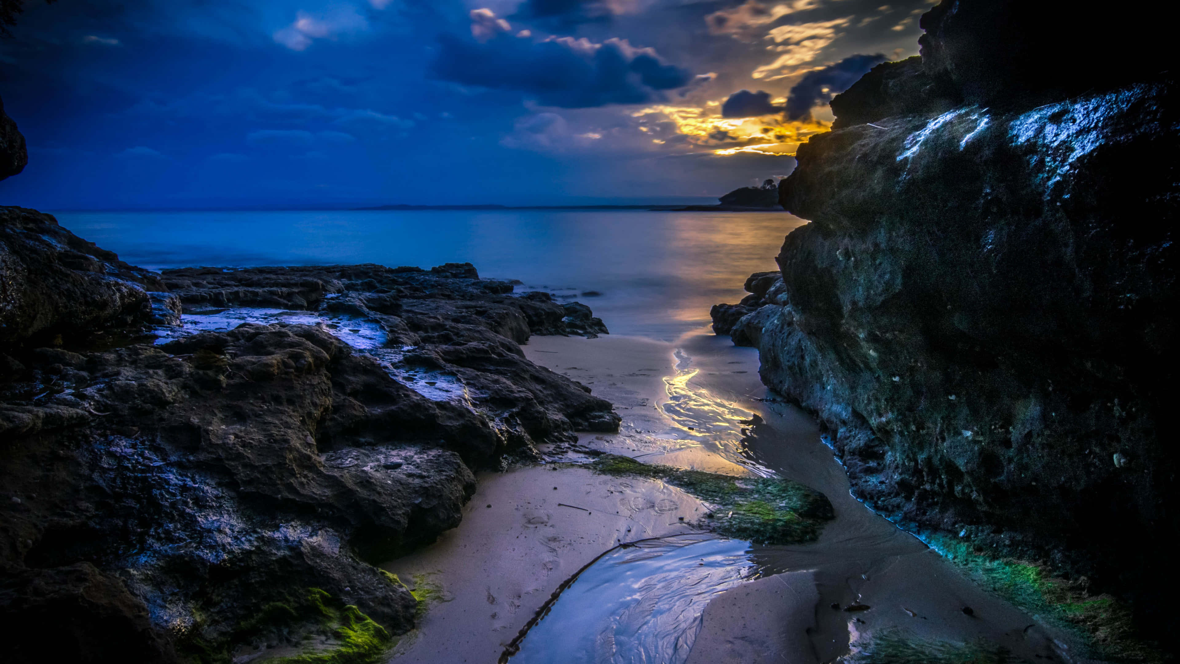 twilight beach, dark rocks, golden light, 4K Desktop Wallpaper