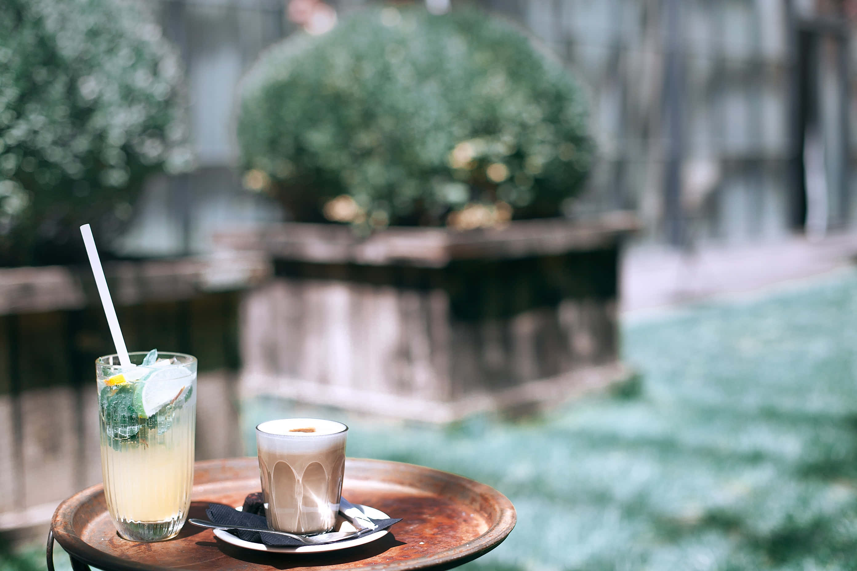 Summer Drinks, tall glasses, rustic wooden tray, 2K Desktop Wallpaper