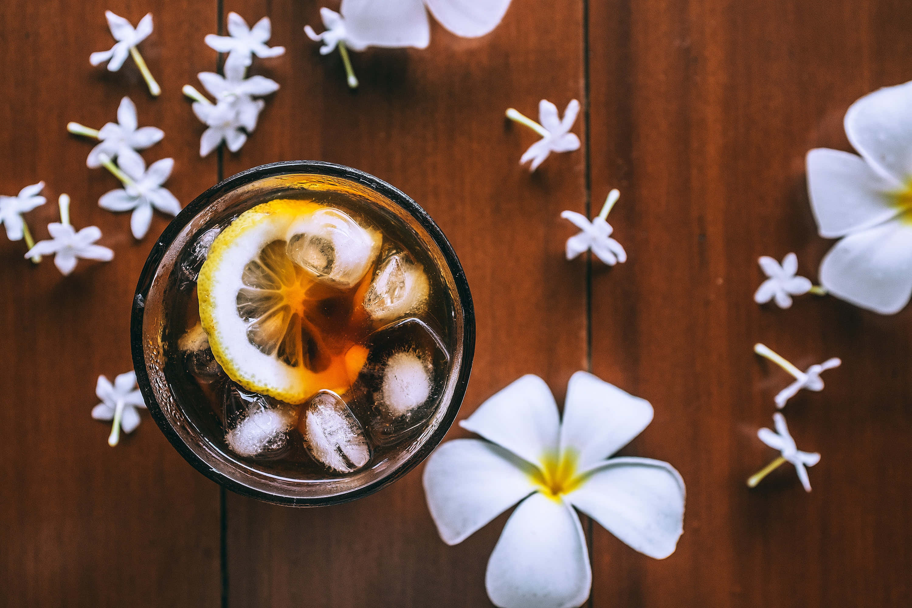 dark amber cocktail, ice, lemon slice, 2K Desktop Wallpaper