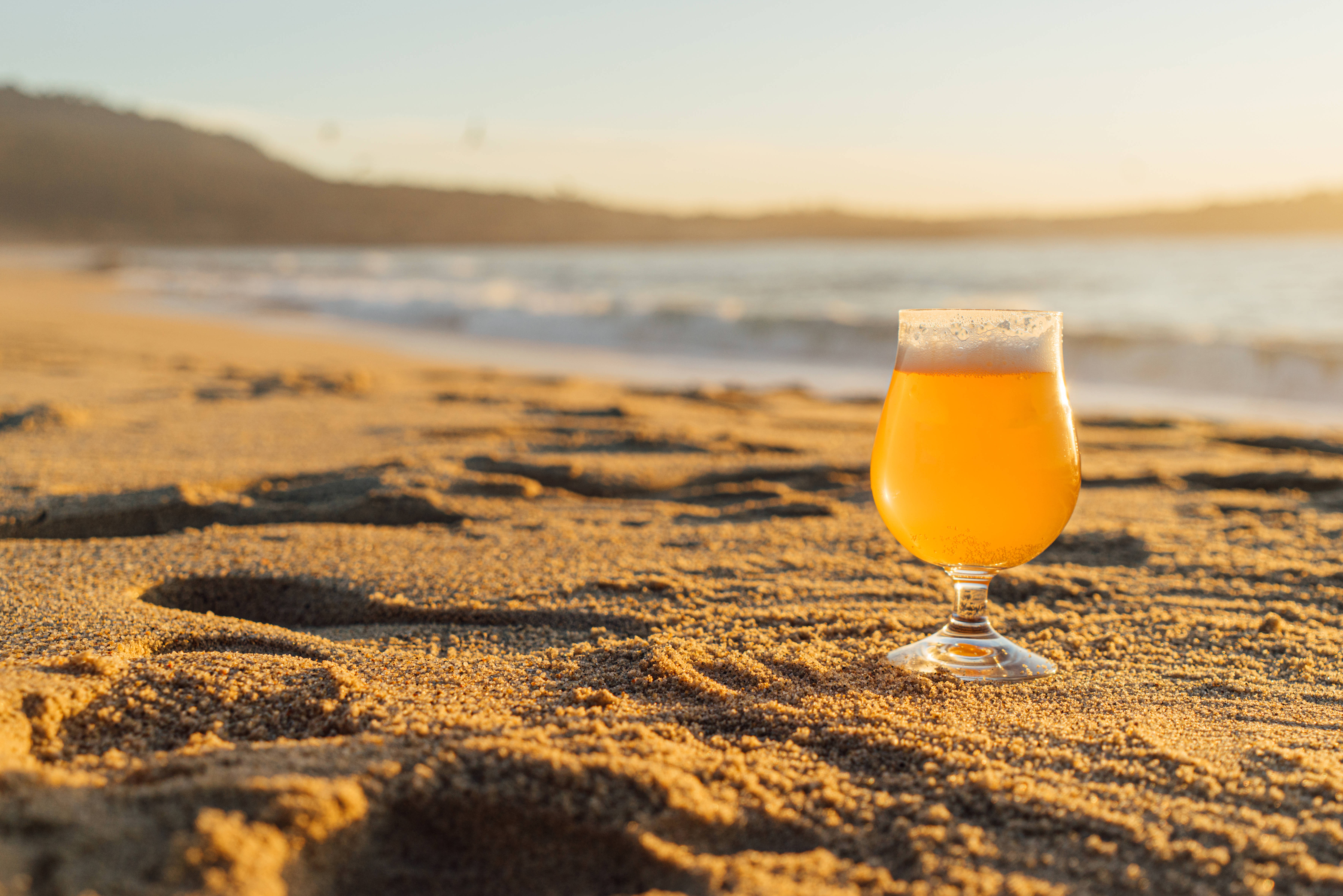 beer glass, warm sand, sunset, 5K Desktop Wallpaper