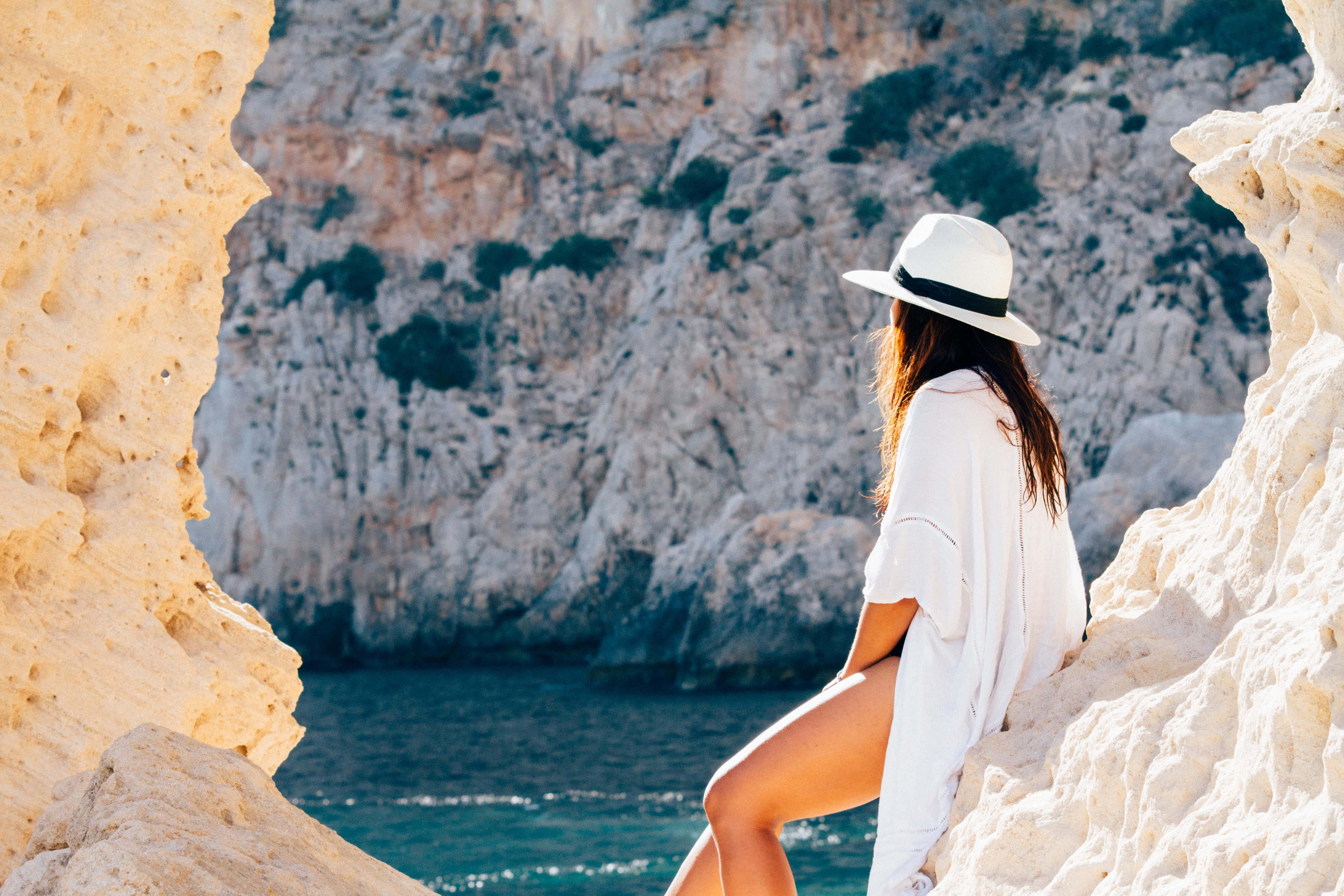 white hat, robe, sunlit cliffs, 4K Desktop Wallpaper