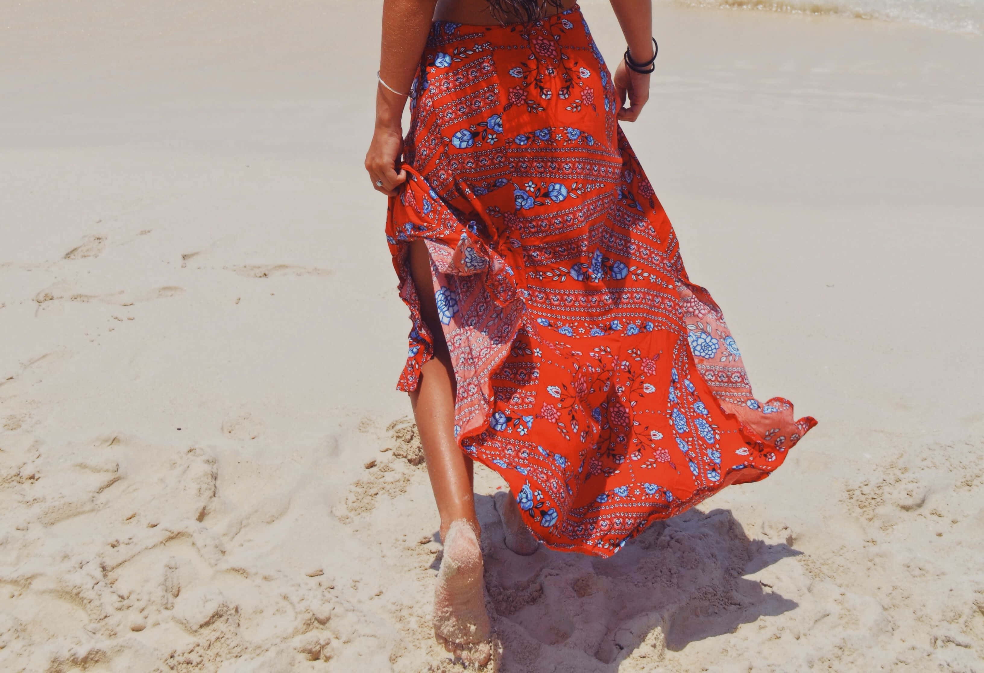red and blue patterned skirt, bright white sand, beach, 2K Desktop Wallpaper