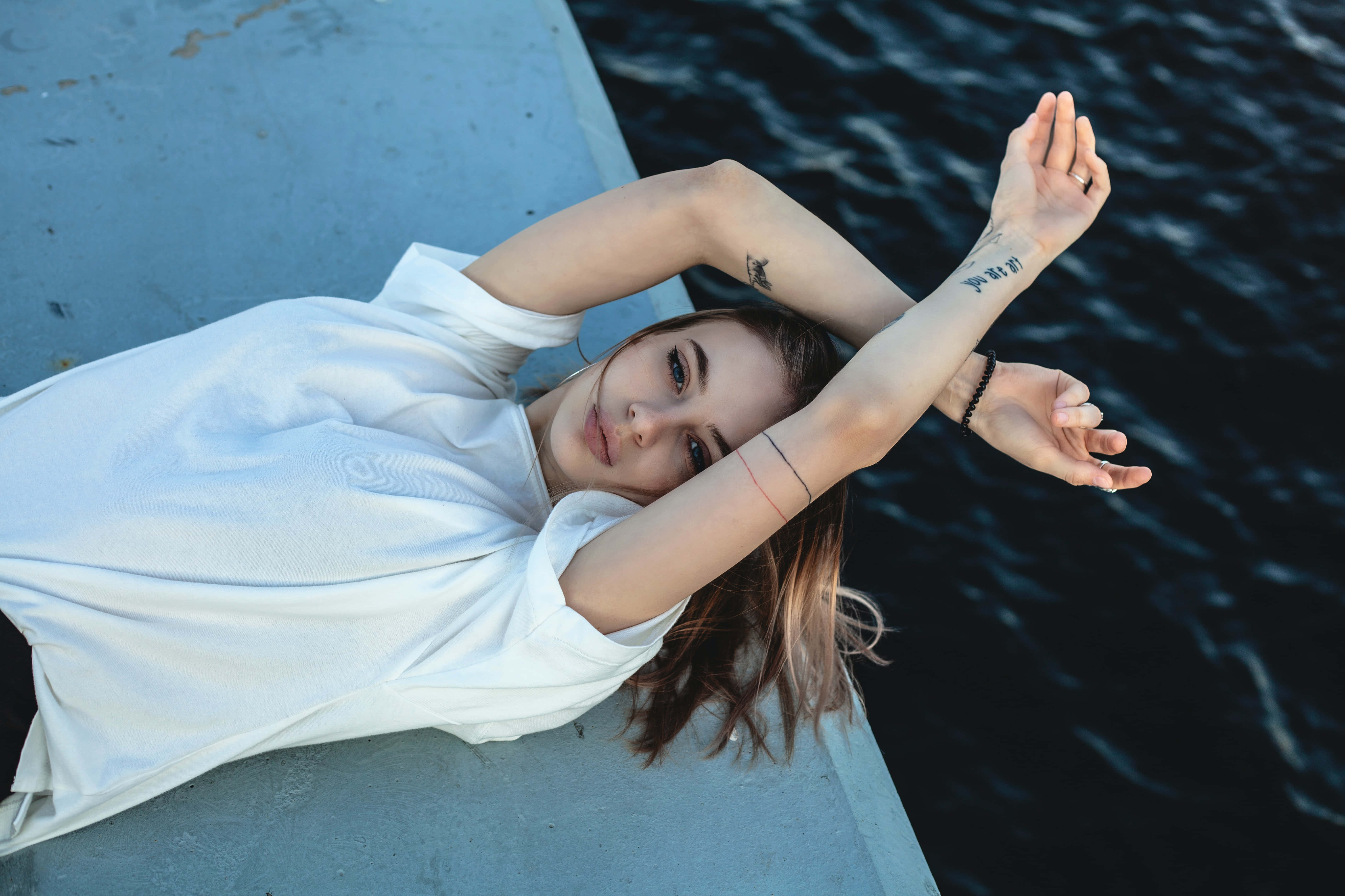 white tshirt, concrete ledge, dark rippling water, 5K Desktop Wallpaper