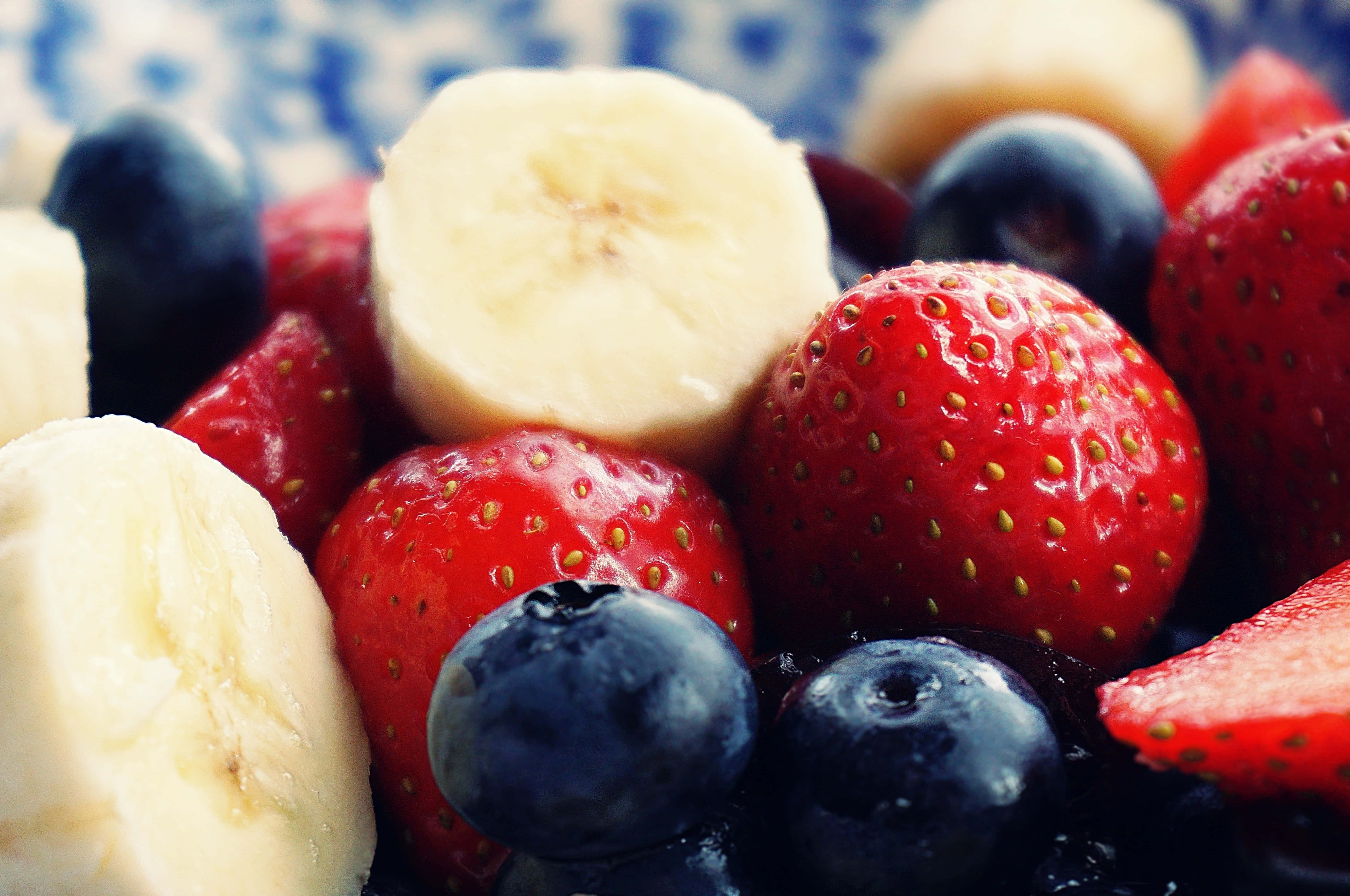 Summer Fruits, blue patterned plate, fresh sliced bananas, 4K Desktop Wallpaper