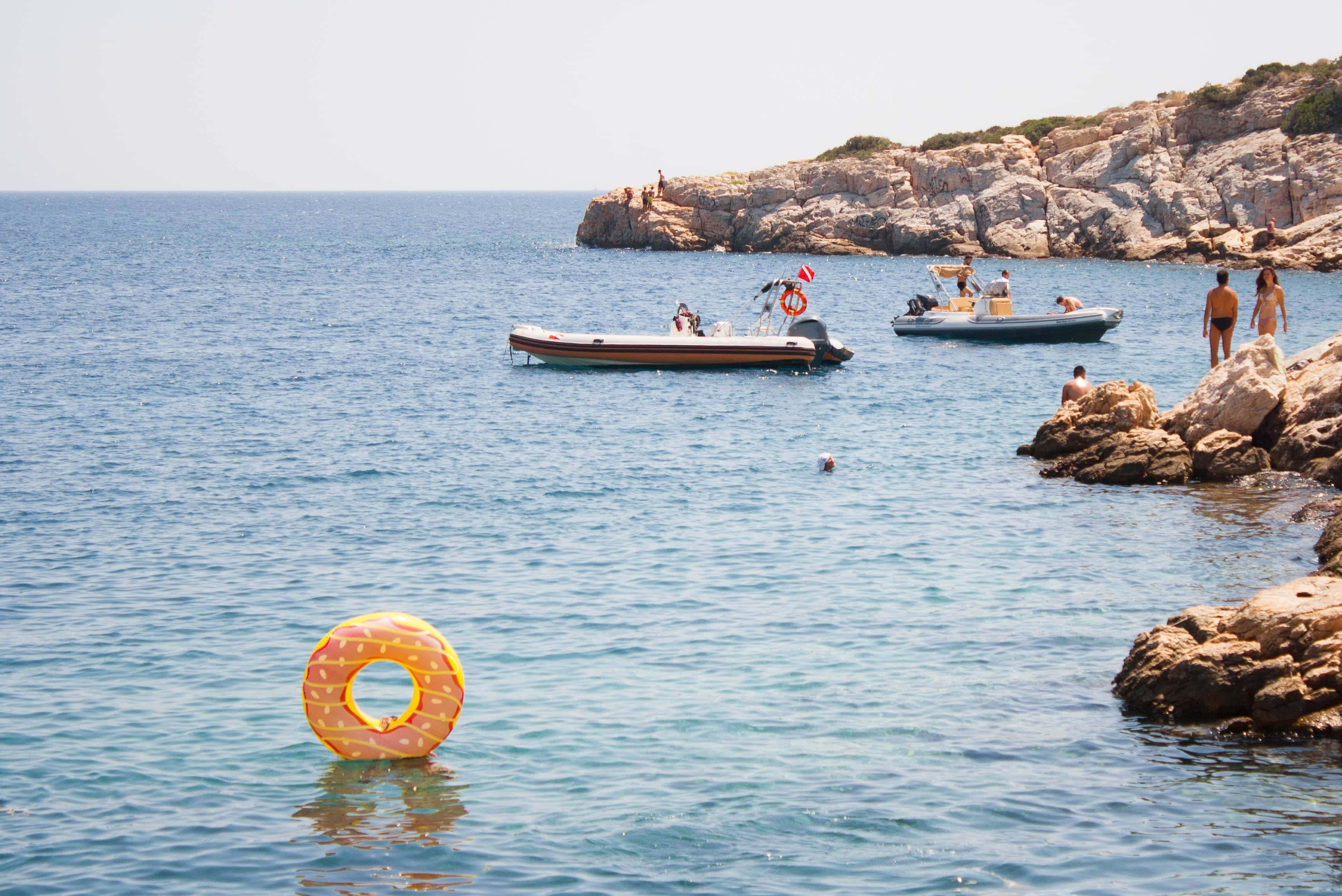 Summer Vacation, donut-shaped float, clear blue water, 2K Desktop Wallpaper