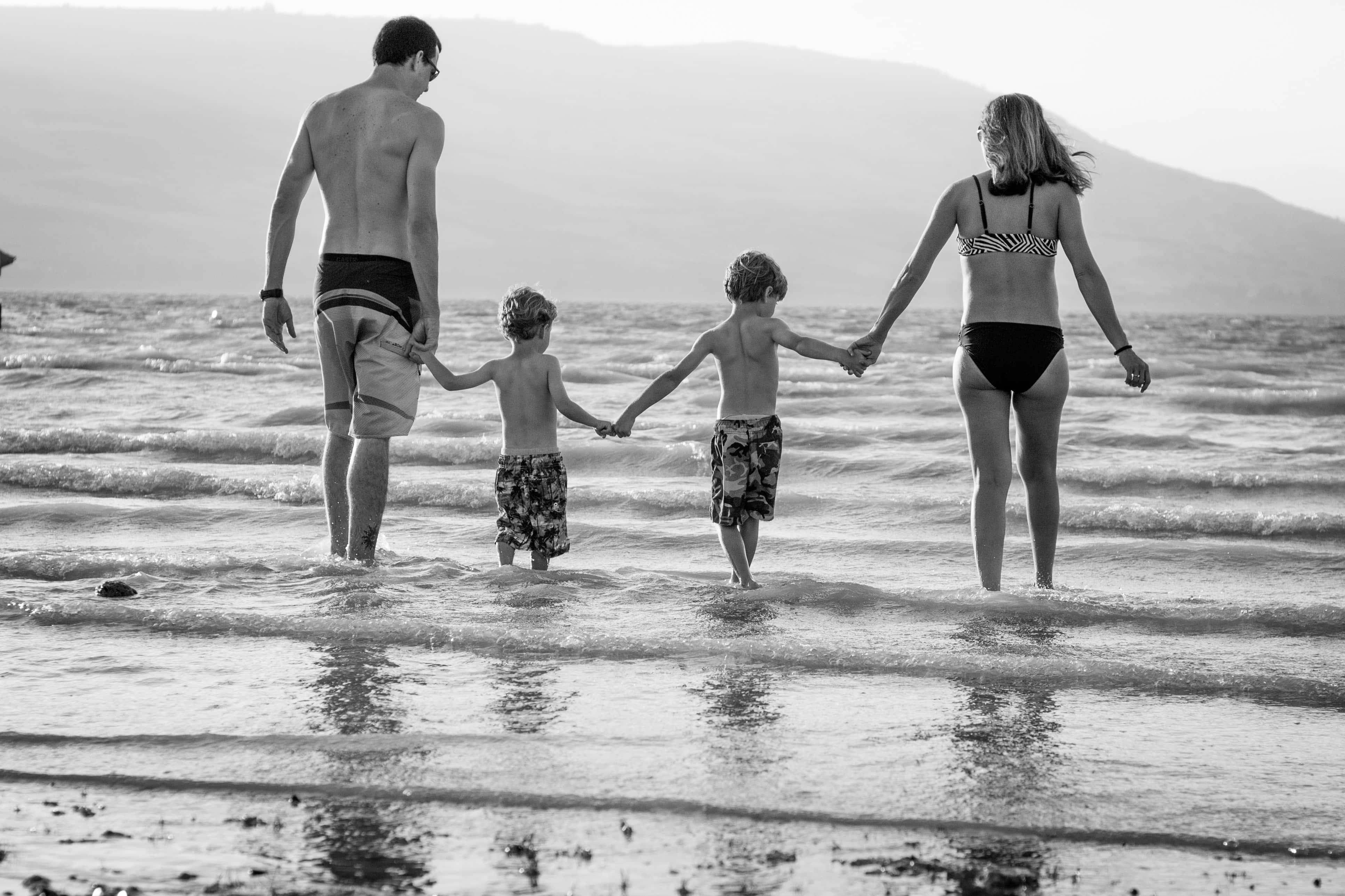 Summer Vacation, black and white, family of four, 4K Desktop Wallpaper