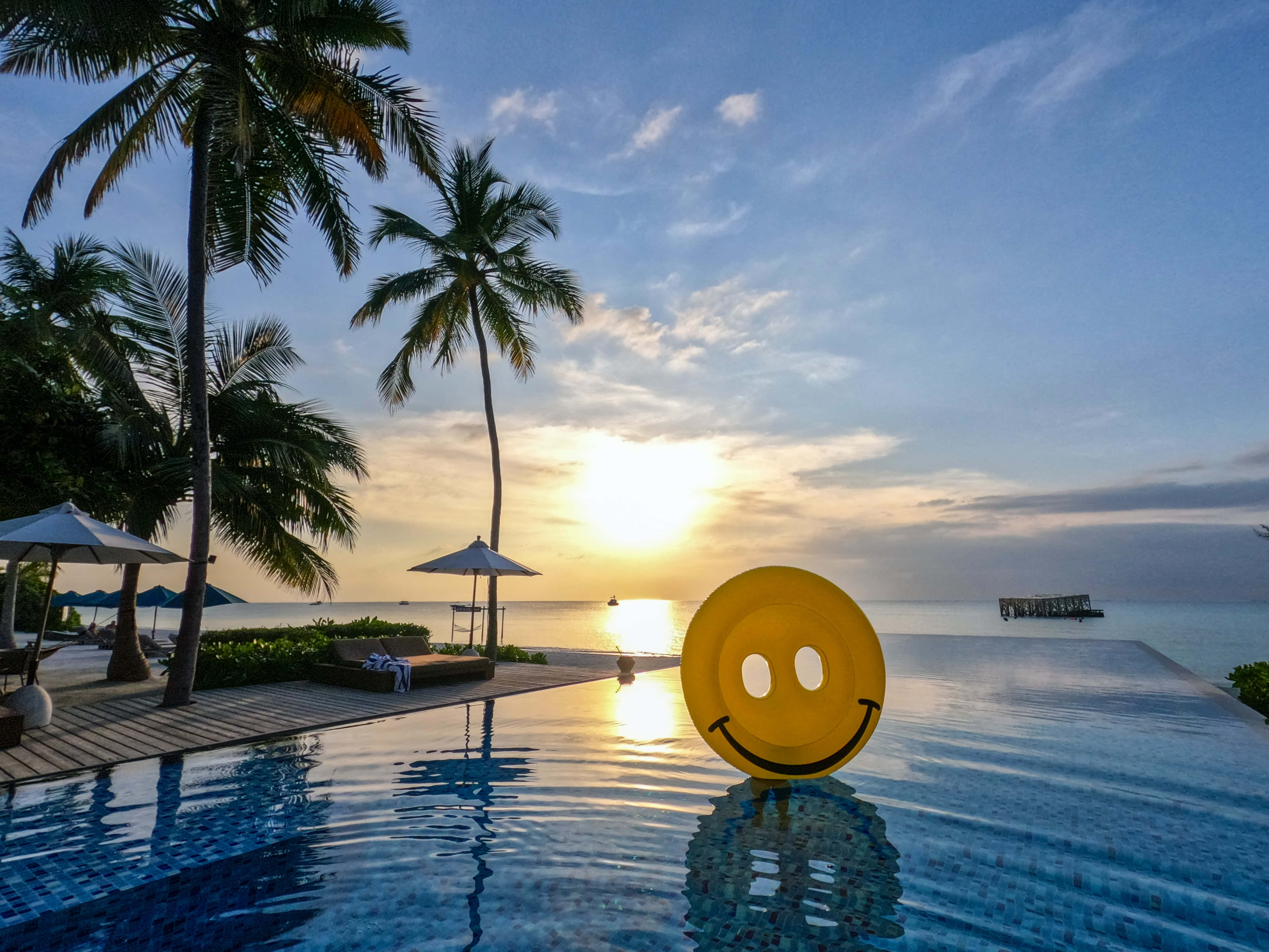 Summer Vacation, yellow smiley face float, infinity pool, 4K Desktop Wallpaper