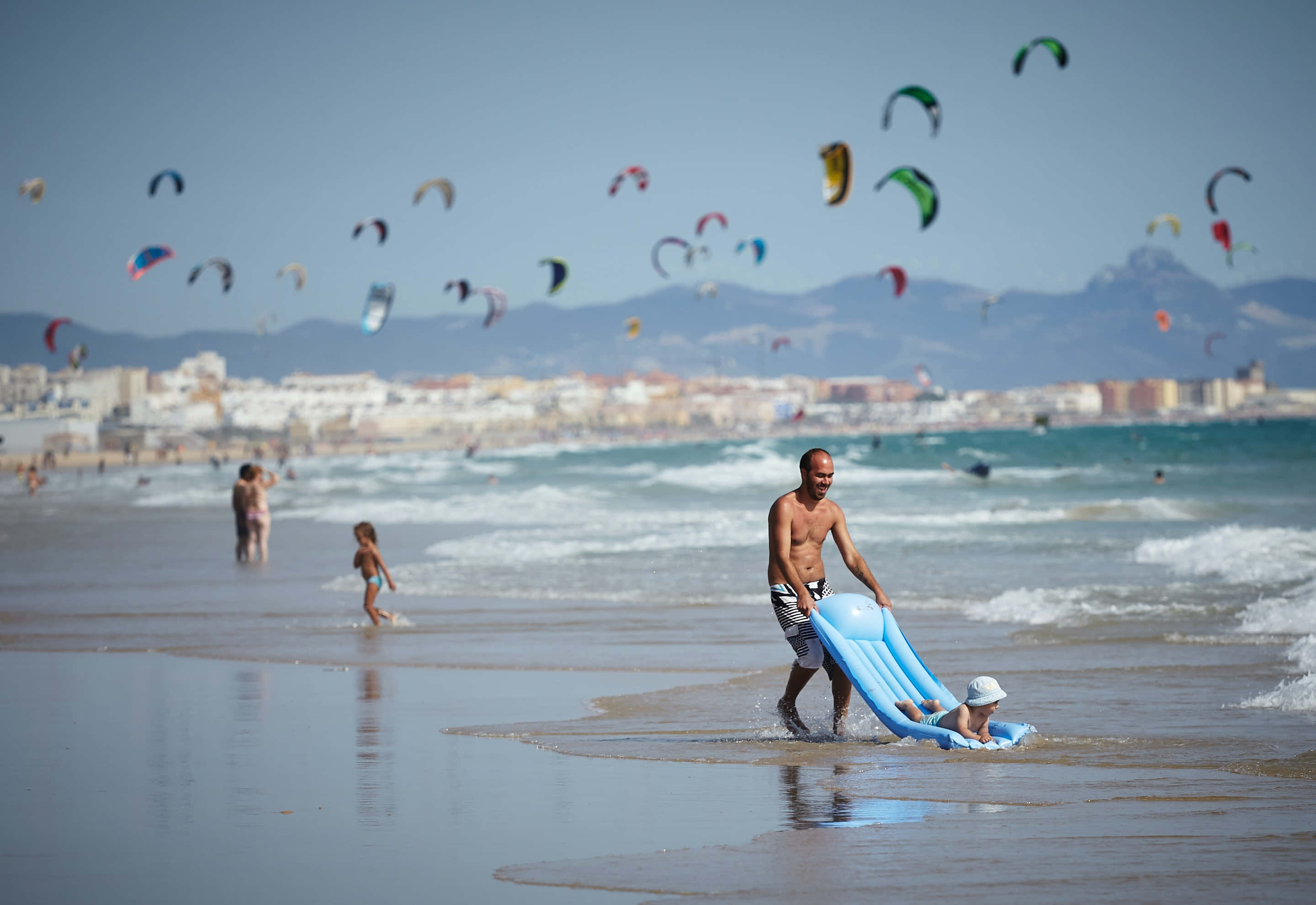 family beach vacation, ocean waves, colorful kitesurf kites, 2K Desktop Wallpaper