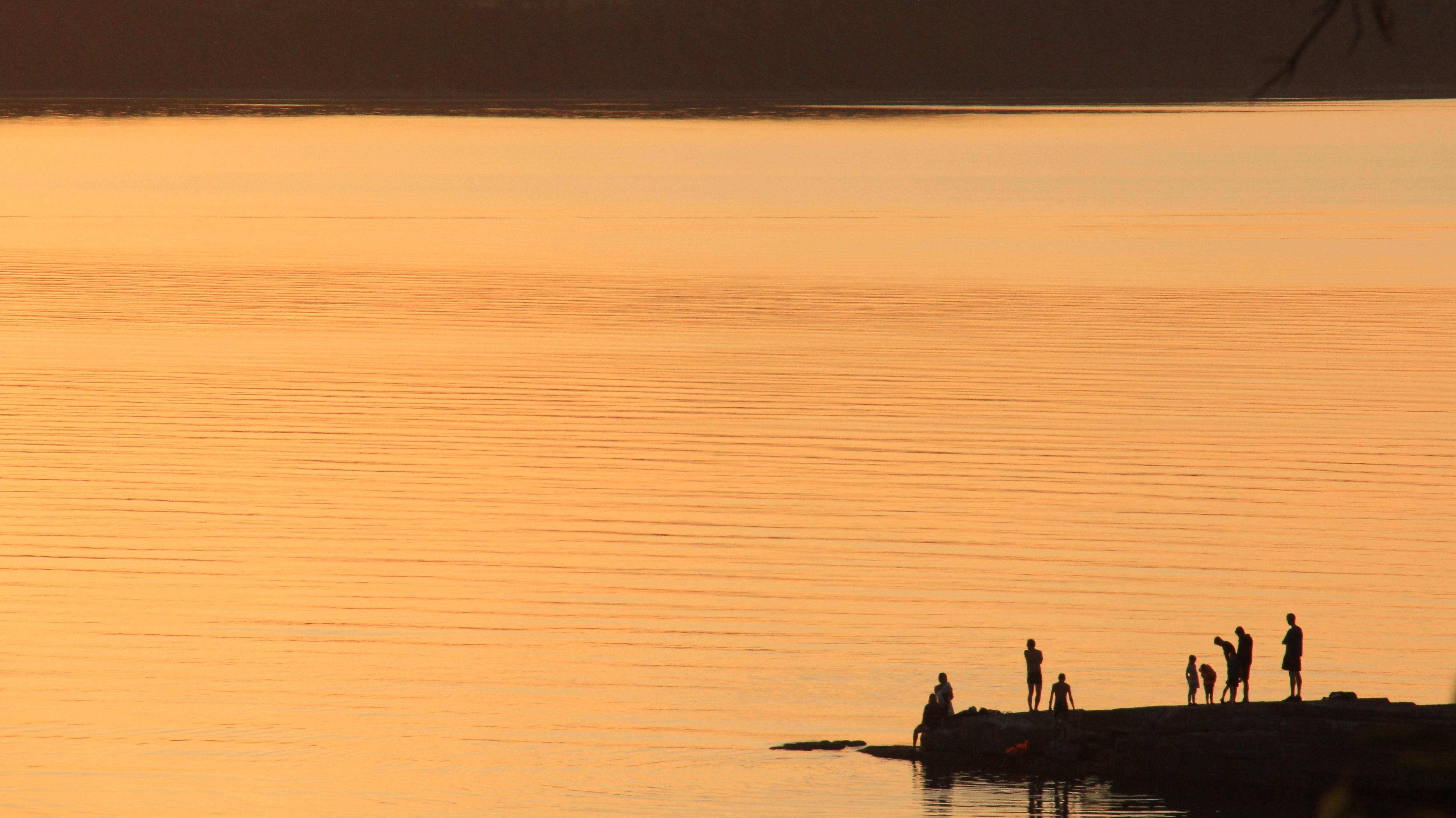 beach silhouette, rocky shore, sunset, 4K Desktop Wallpaper