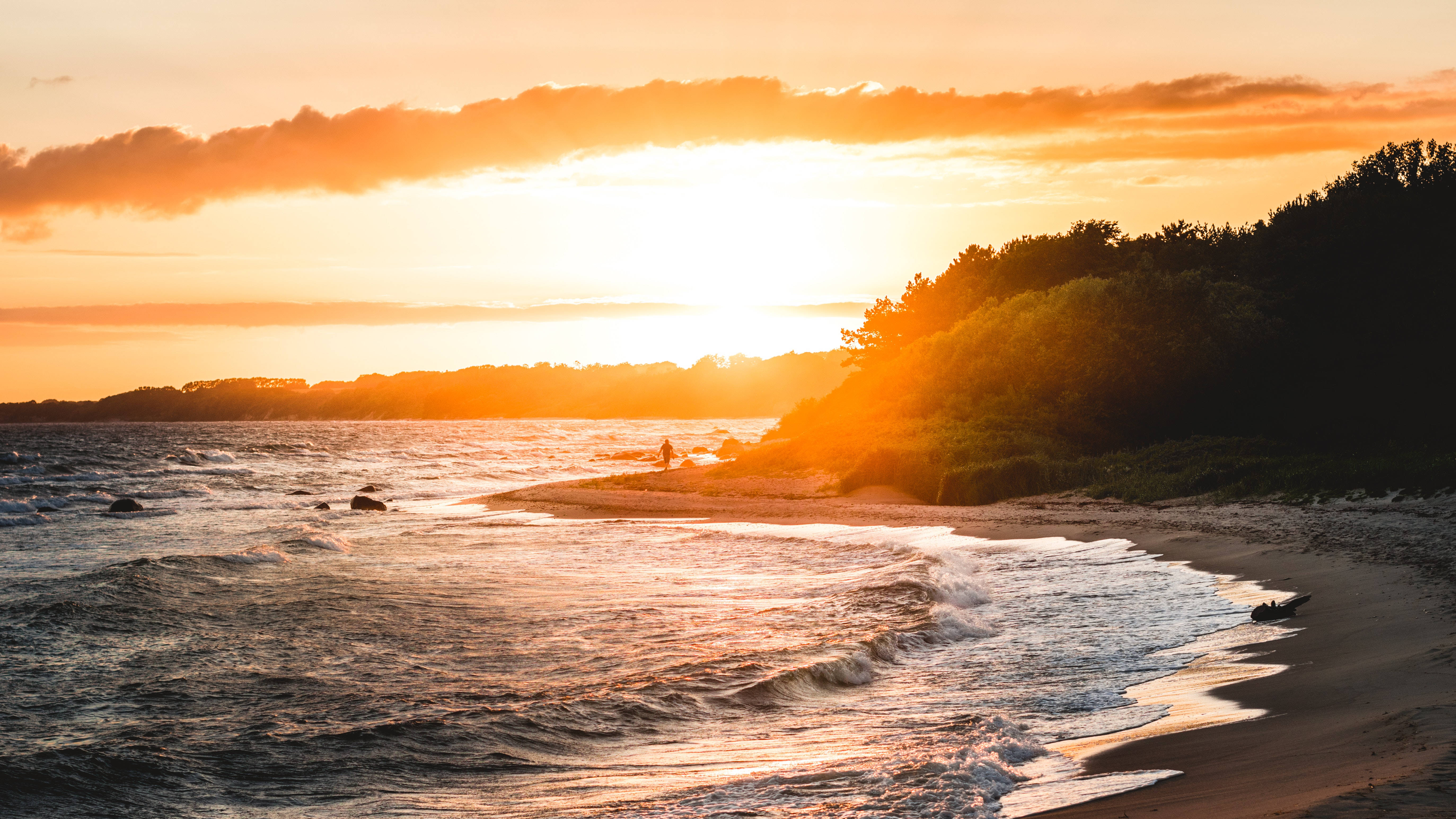 Golden sunset, waves crashing, sandy beach, 5K Desktop Wallpaper