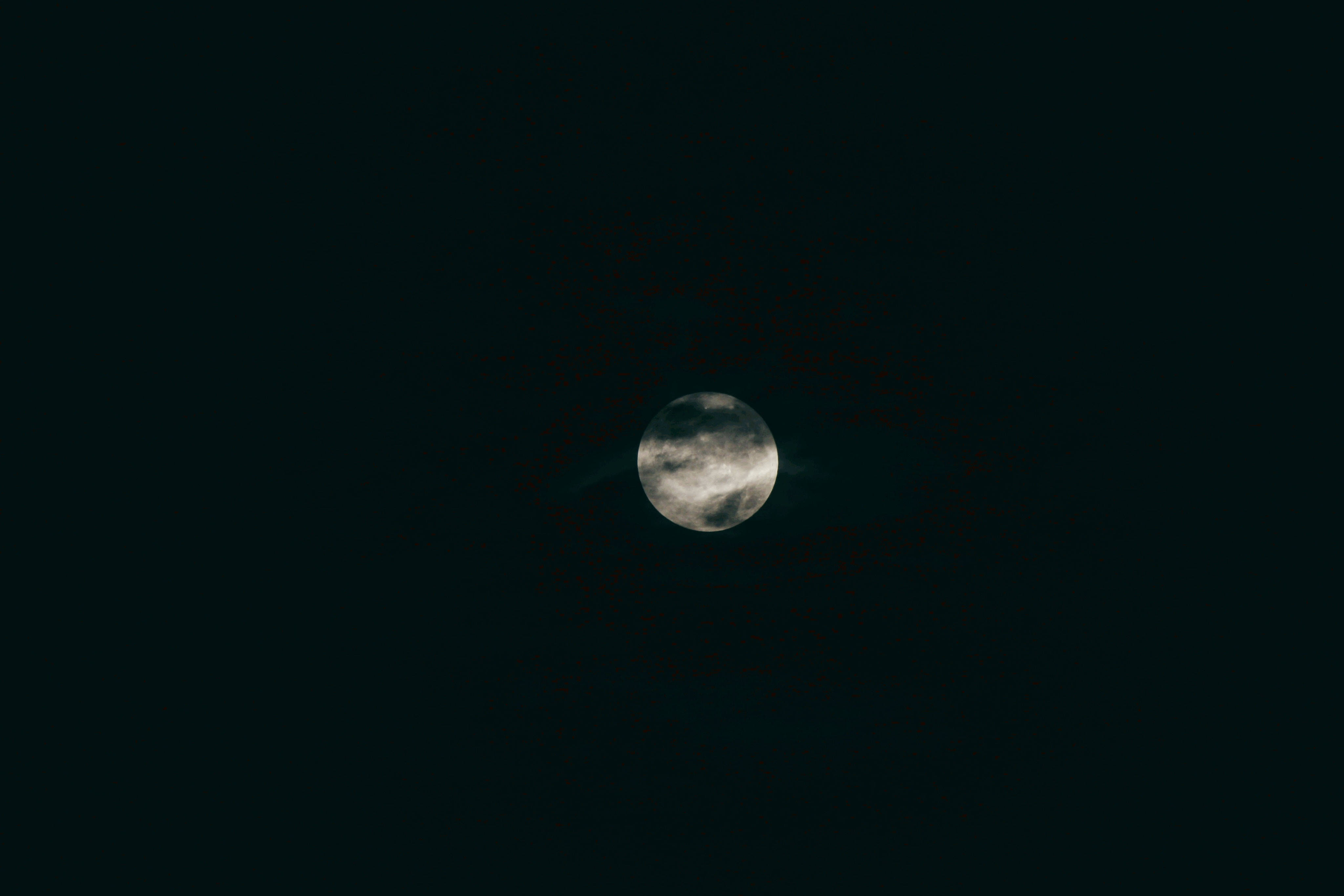 full moon, wispy clouds, deep indigo night sky, 4K Desktop Wallpaper
