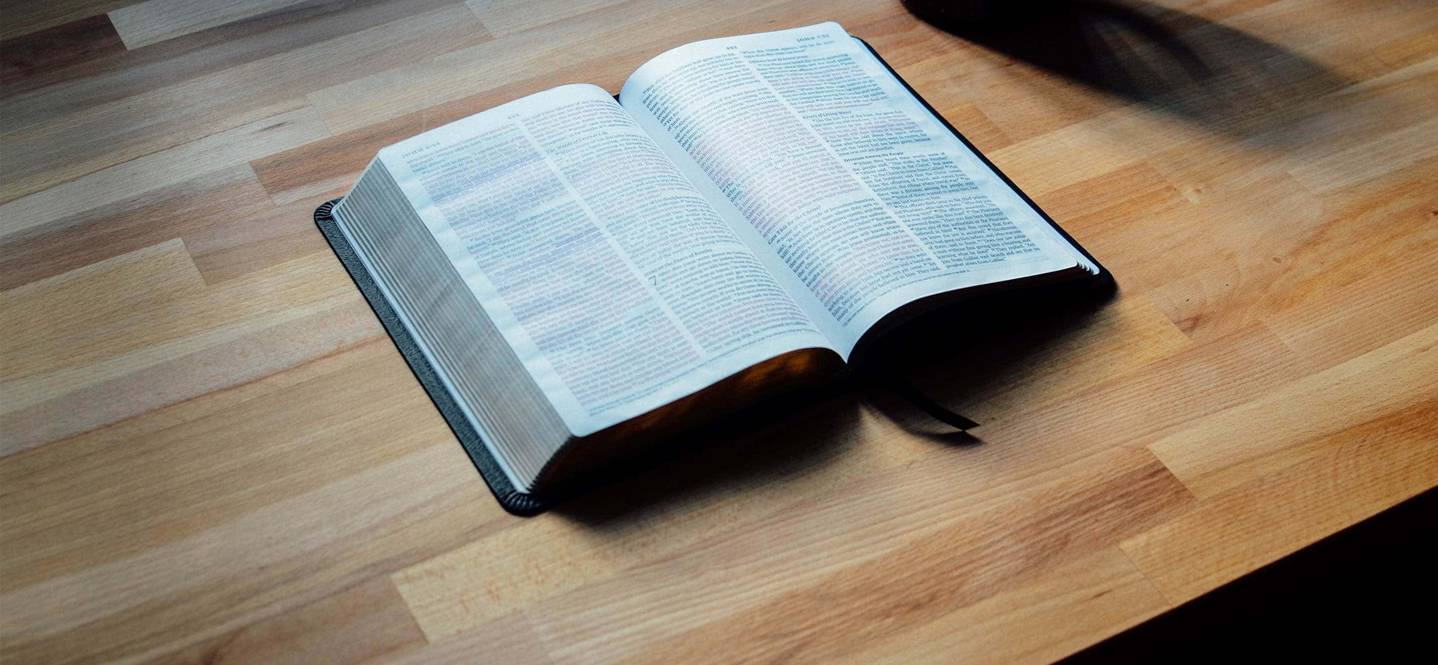 open Bible, hardcover Bible, black leather binding, 2K Desktop Wallpaper