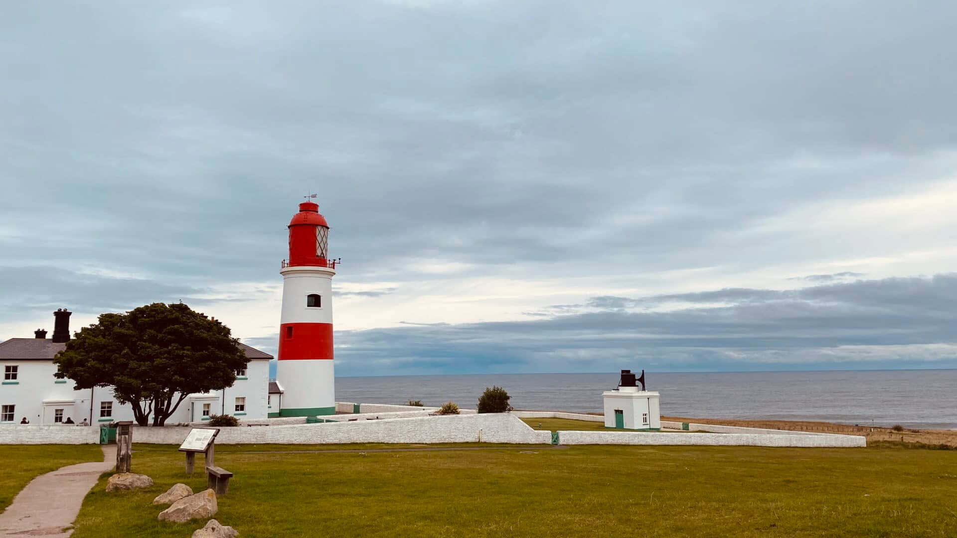 Sunderland, red and white striped lighthouse, grassy coastal cliff, Full HD Desktop Wallpaper