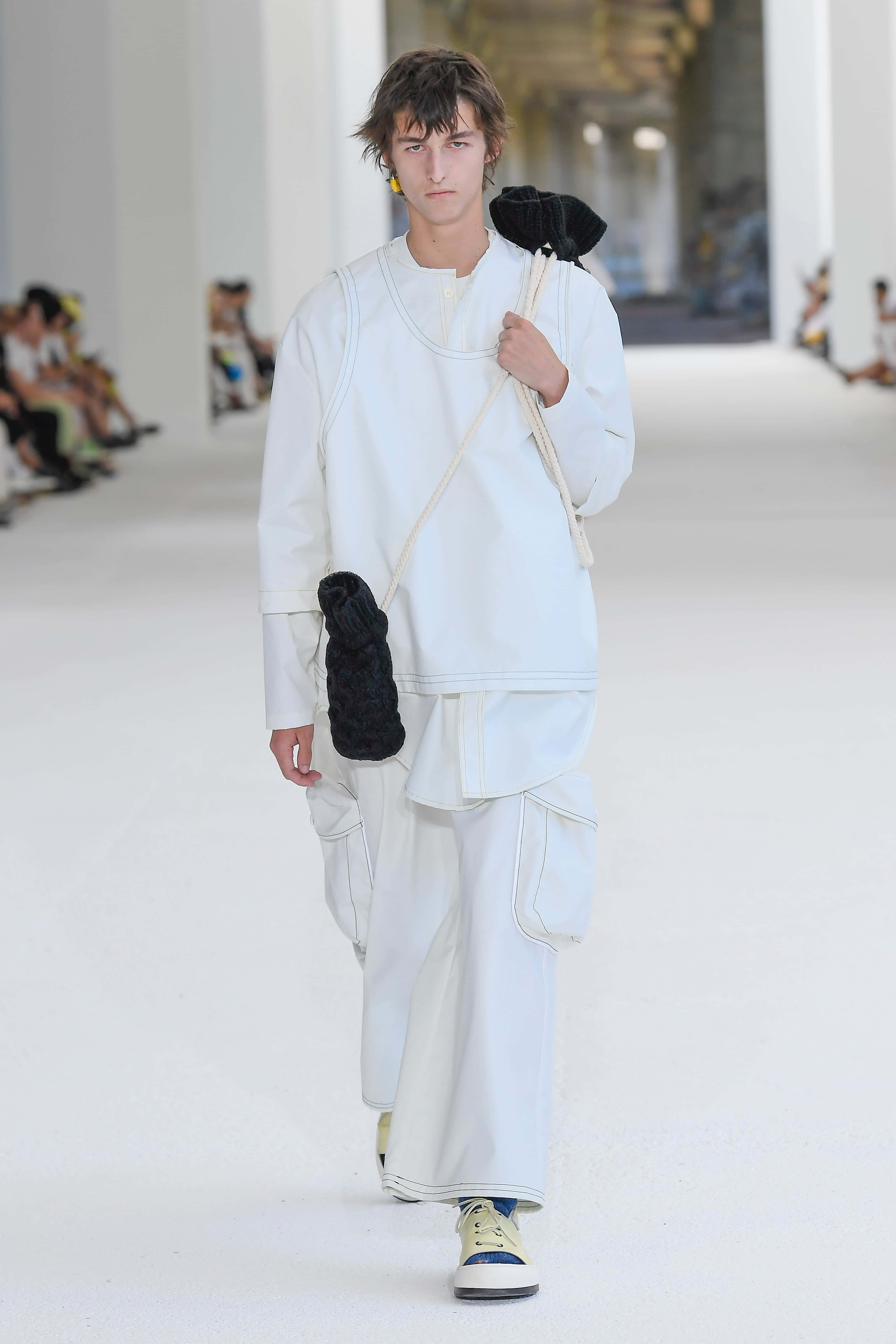 Sunnei S/S 2020, avant-garde all-white outfit, black textured bag, 5K Phone Wallpaper