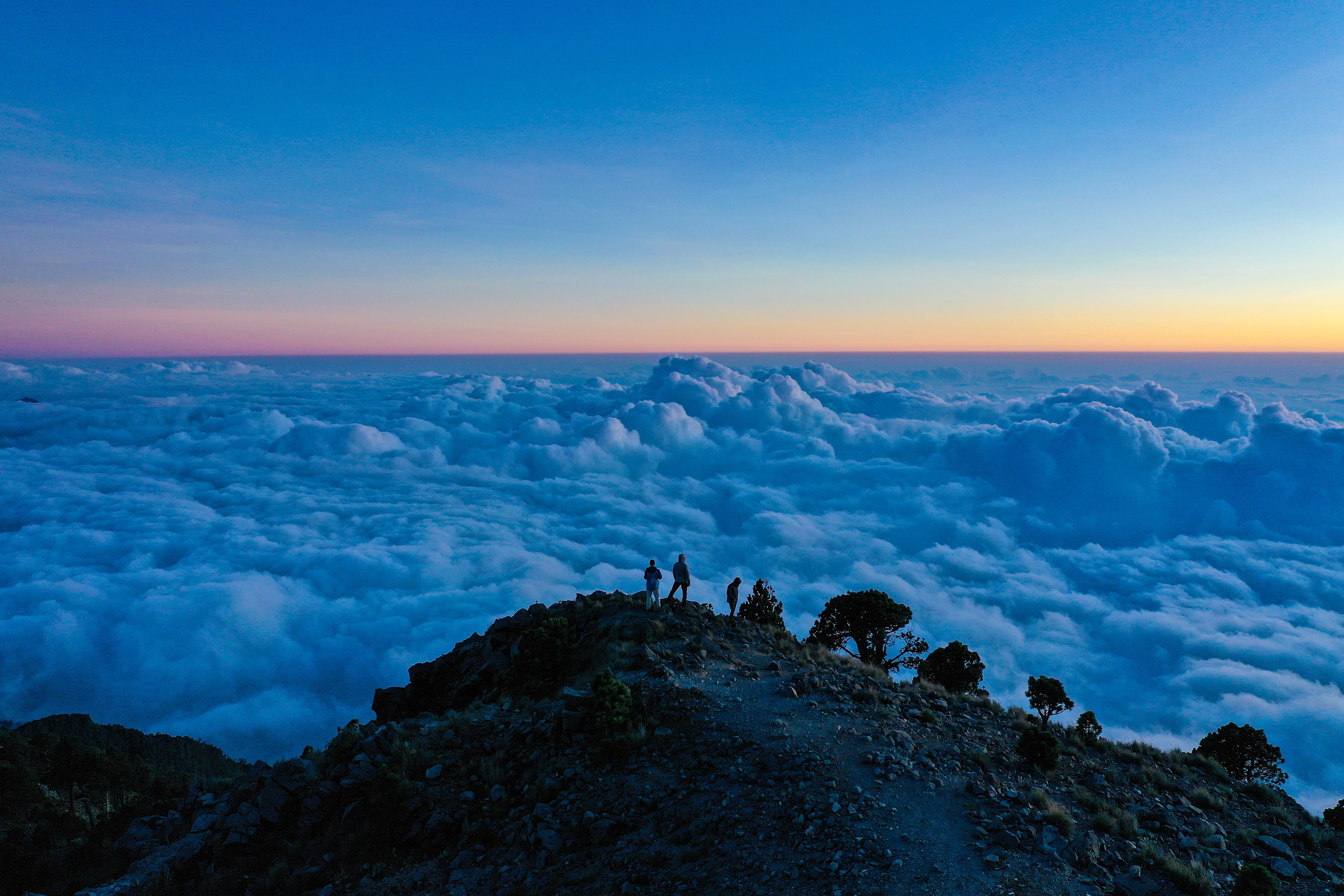 rugged mountain peak, vast sea of clouds, dawn, 5K Desktop Wallpaper