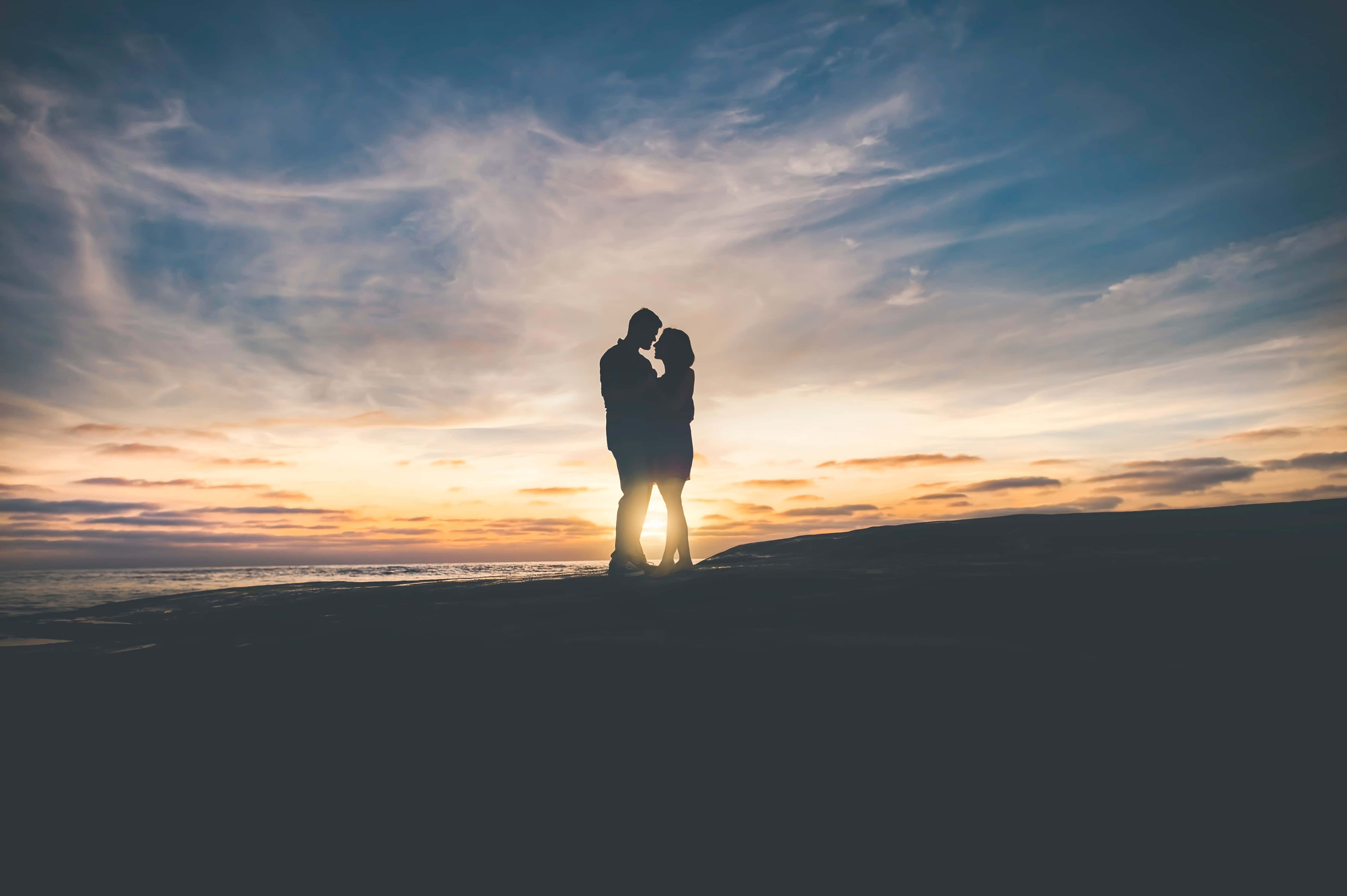 Sunset Couple, pastel blue sky, silhouetted couple, 4K Desktop Wallpaper