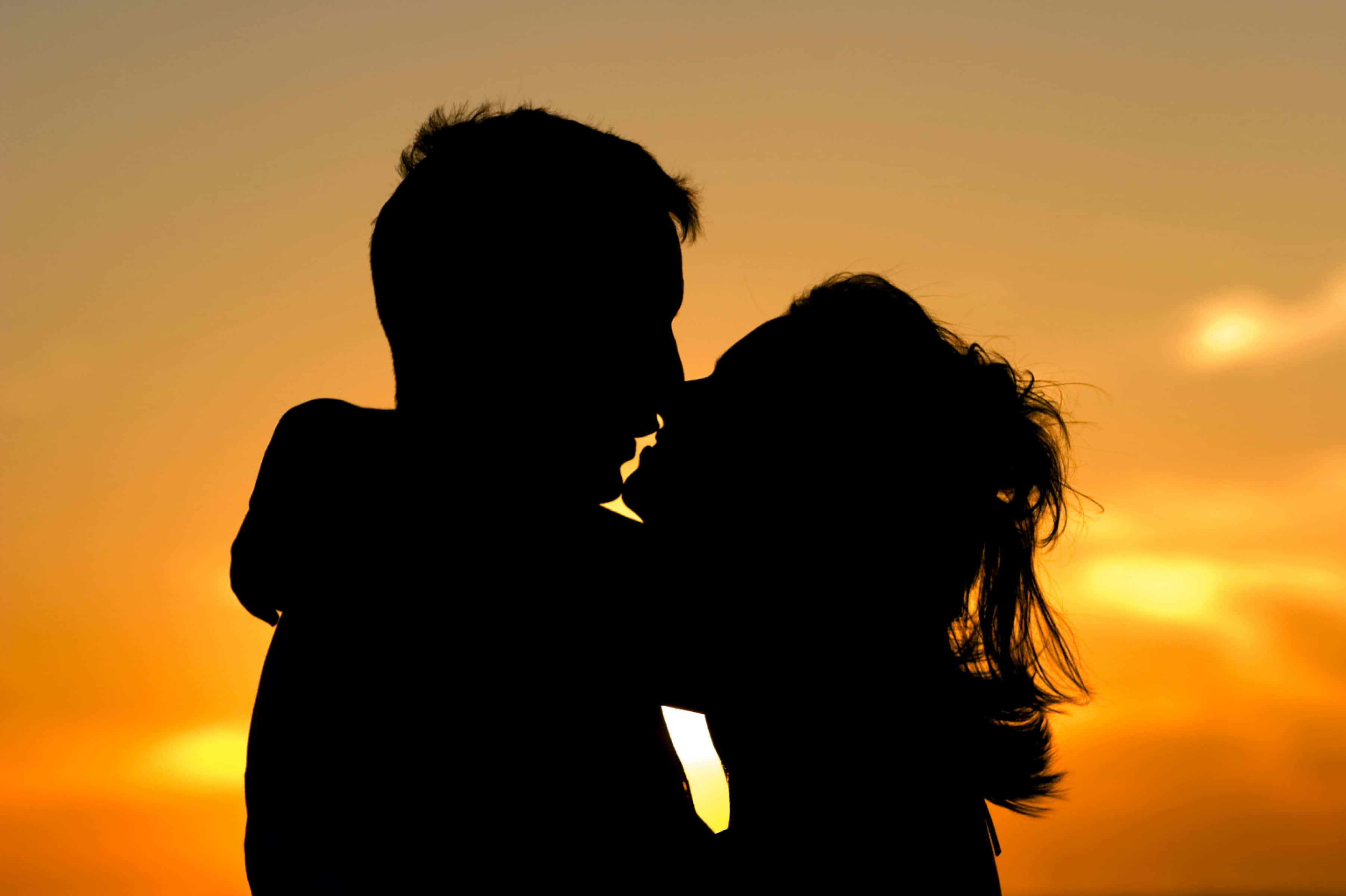 Yellow Sunset Couple Kiss, silhouetted couple, tender kiss, 2K Desktop Wallpaper