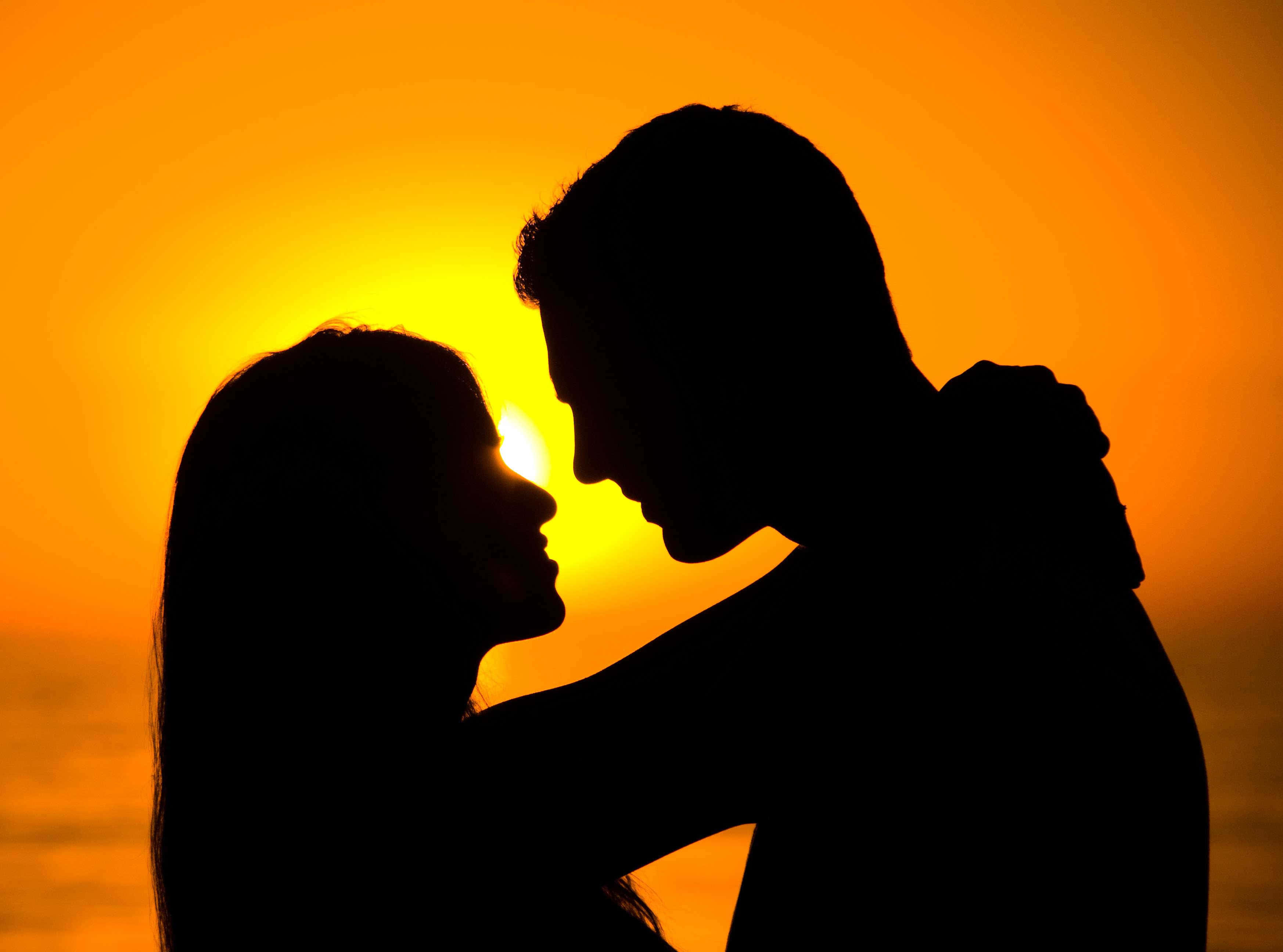 Sunset Couple, silhouetted couple, sun sets, 2K Desktop Wallpaper