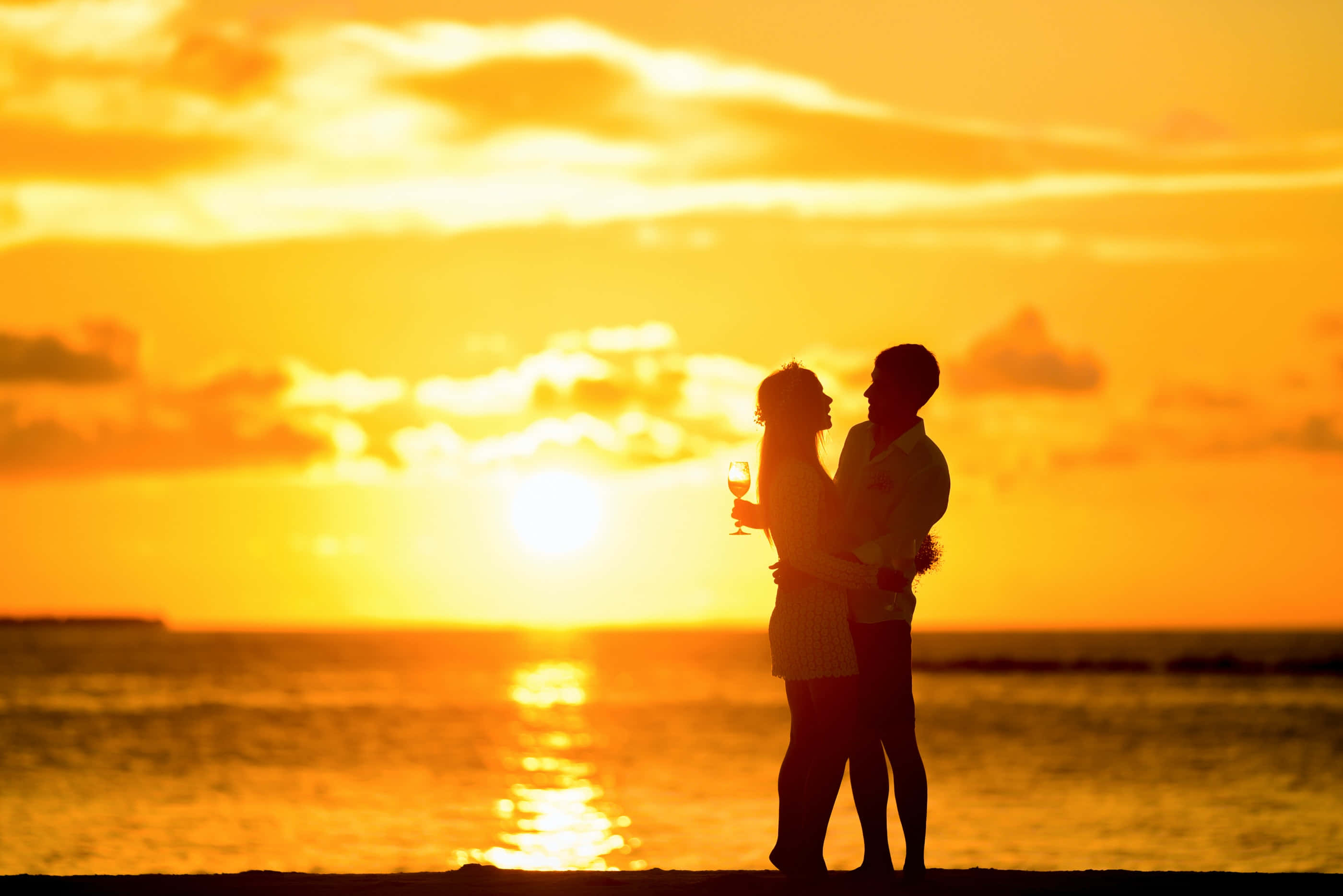 Ocean Sunset Couple, beach, sun set, 2K Desktop Wallpaper