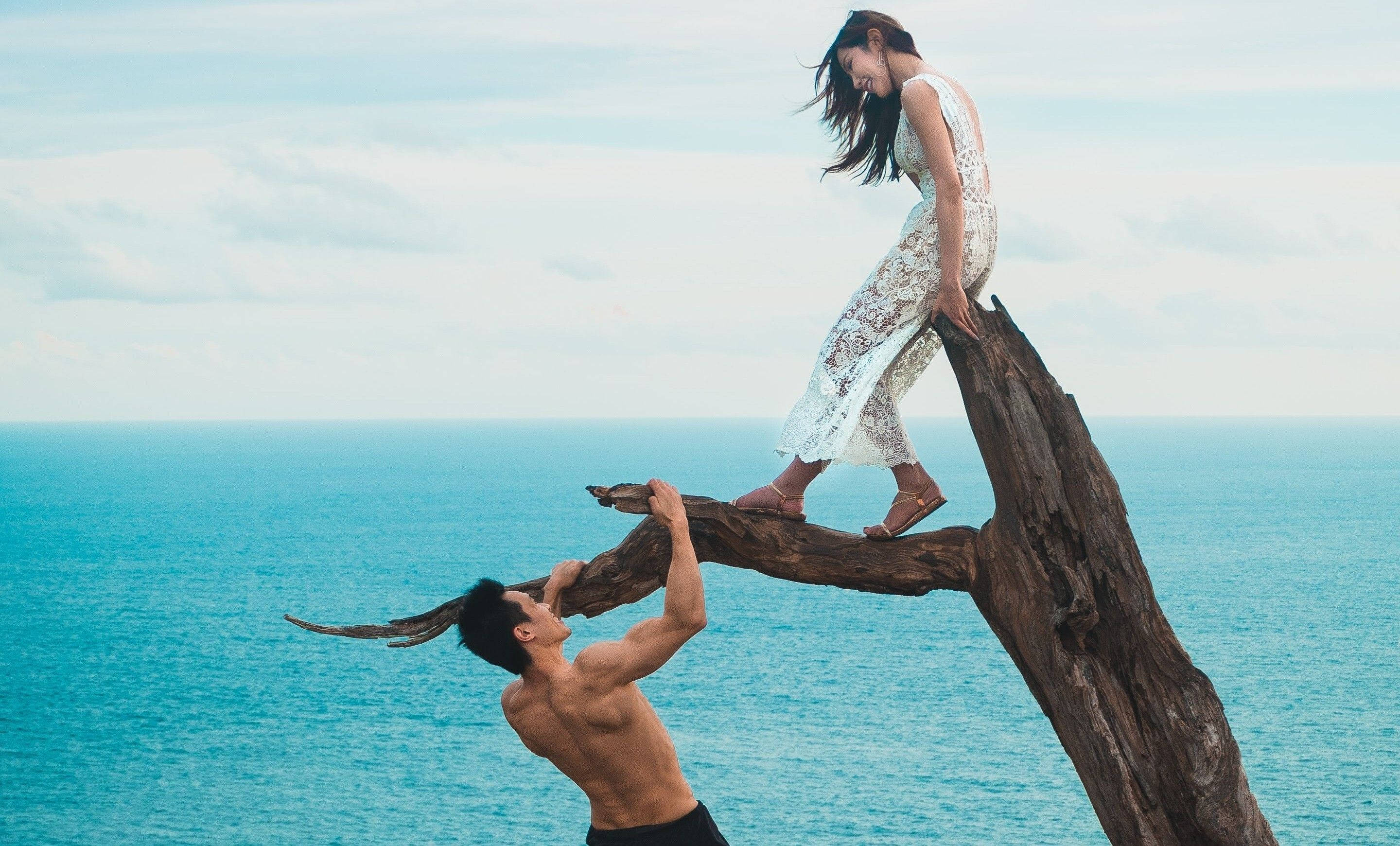 Couple Beach, white lace dress, weathered driftwood log, 2K Desktop Wallpaper