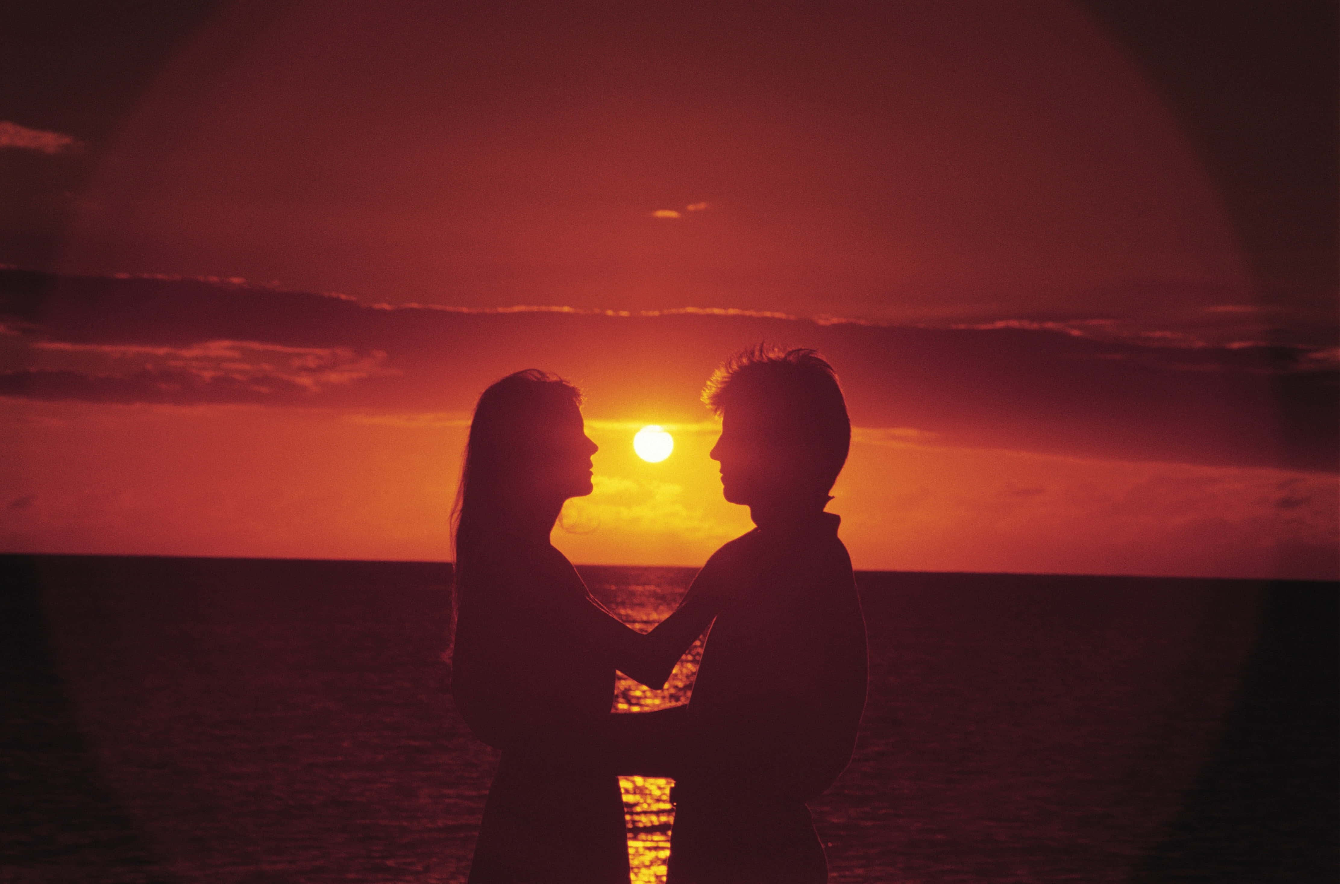 Dark Red Sunset Couple, fiery orange and red sunset, ocean, 4K Desktop Wallpaper