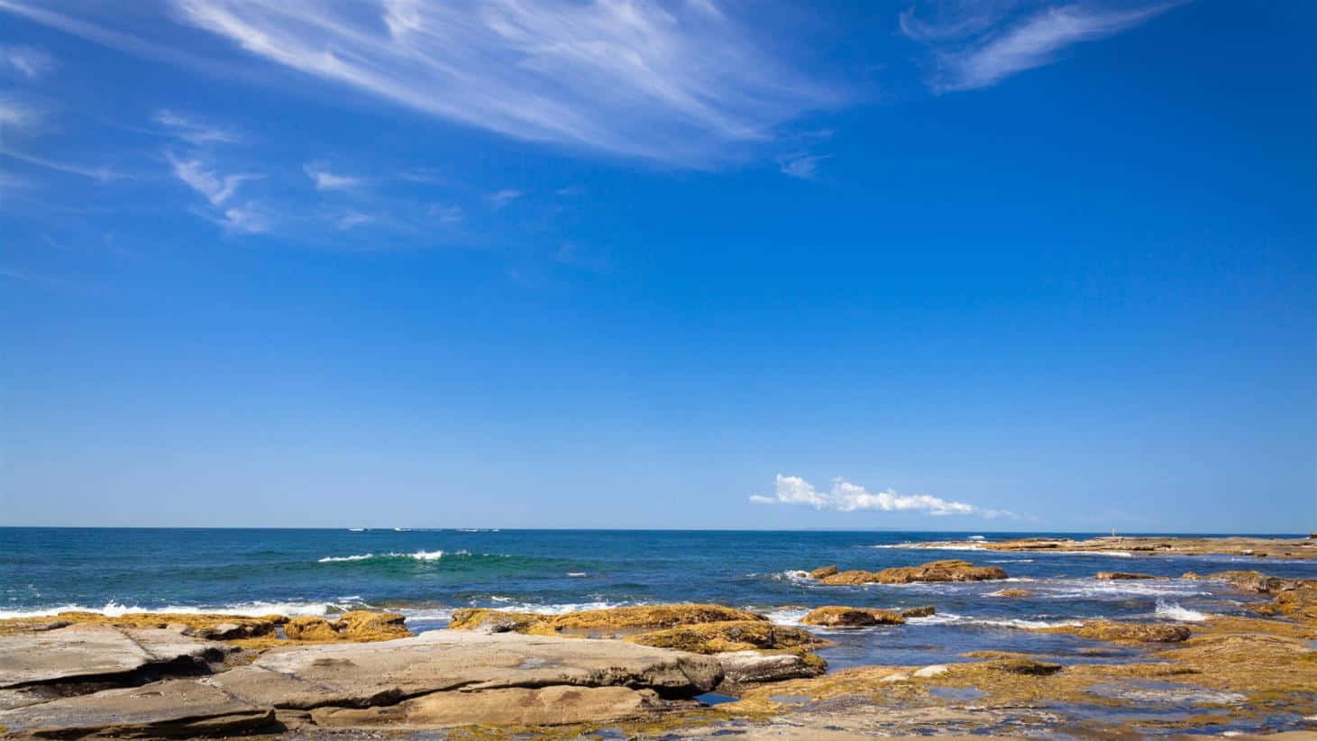 Sunshine Coast, turquoise waves, golden-brown stones, HD Desktop Wallpaper