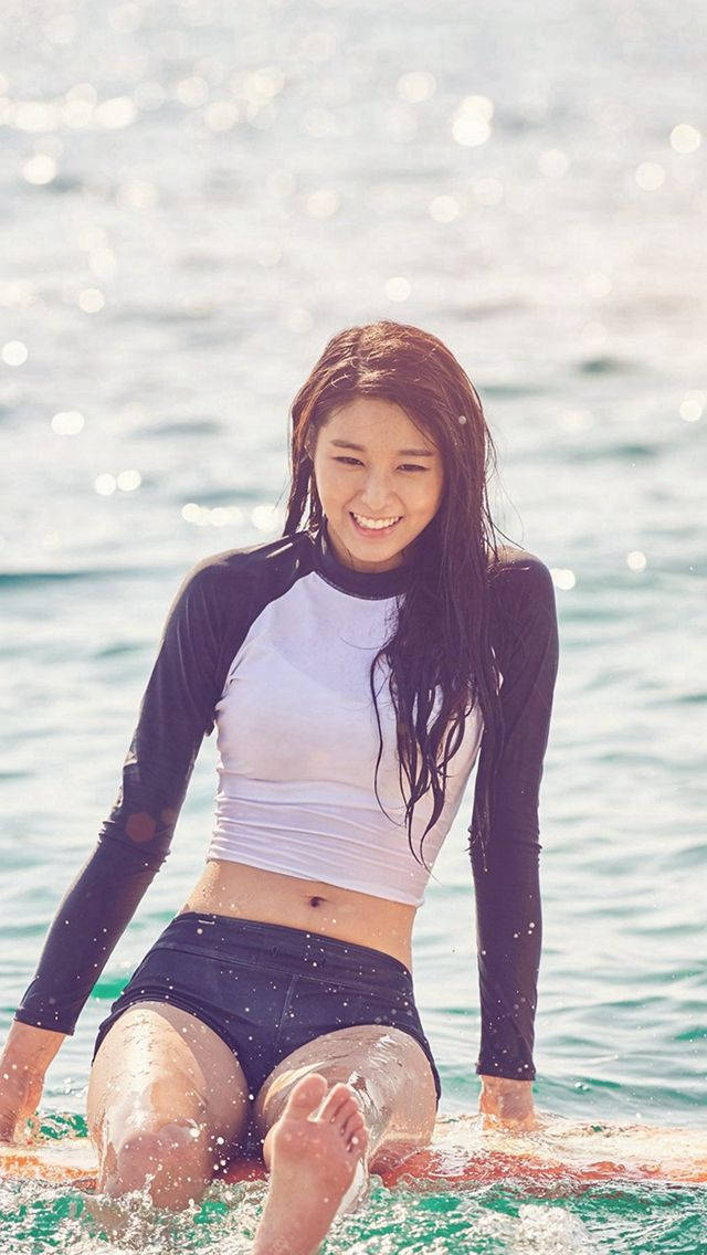 Asian women, surfboard, two-toned rash guard, SD Phone Wallpaper