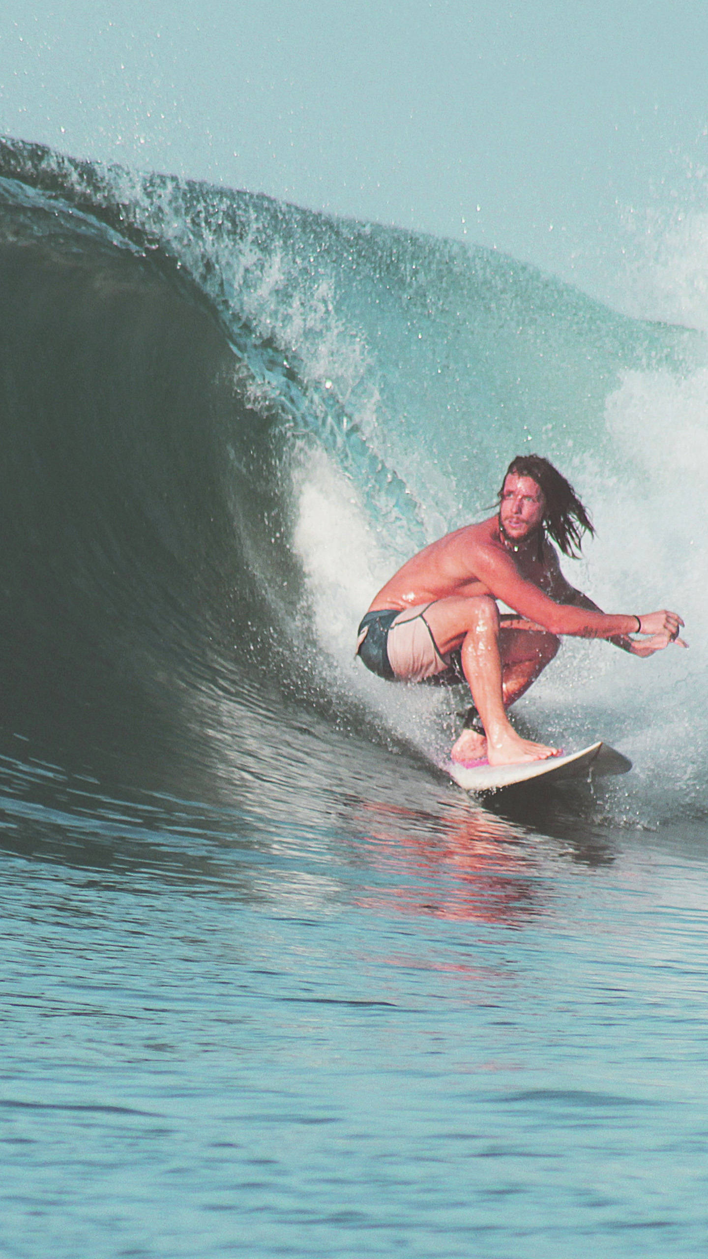 surfing squat position, turquoise wave, spray flying, 2K Phone Wallpaper
