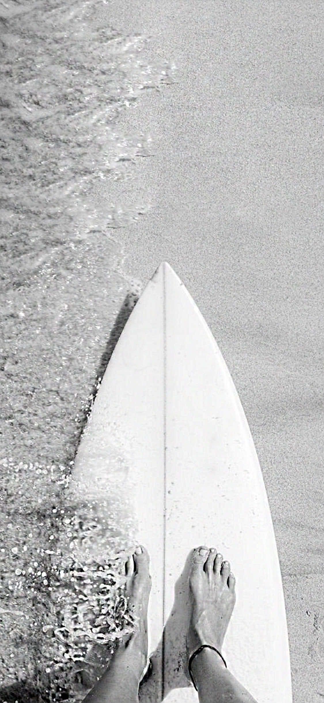 monochrome surfboard, black and white, bare feet, Full HD Phone Wallpaper
