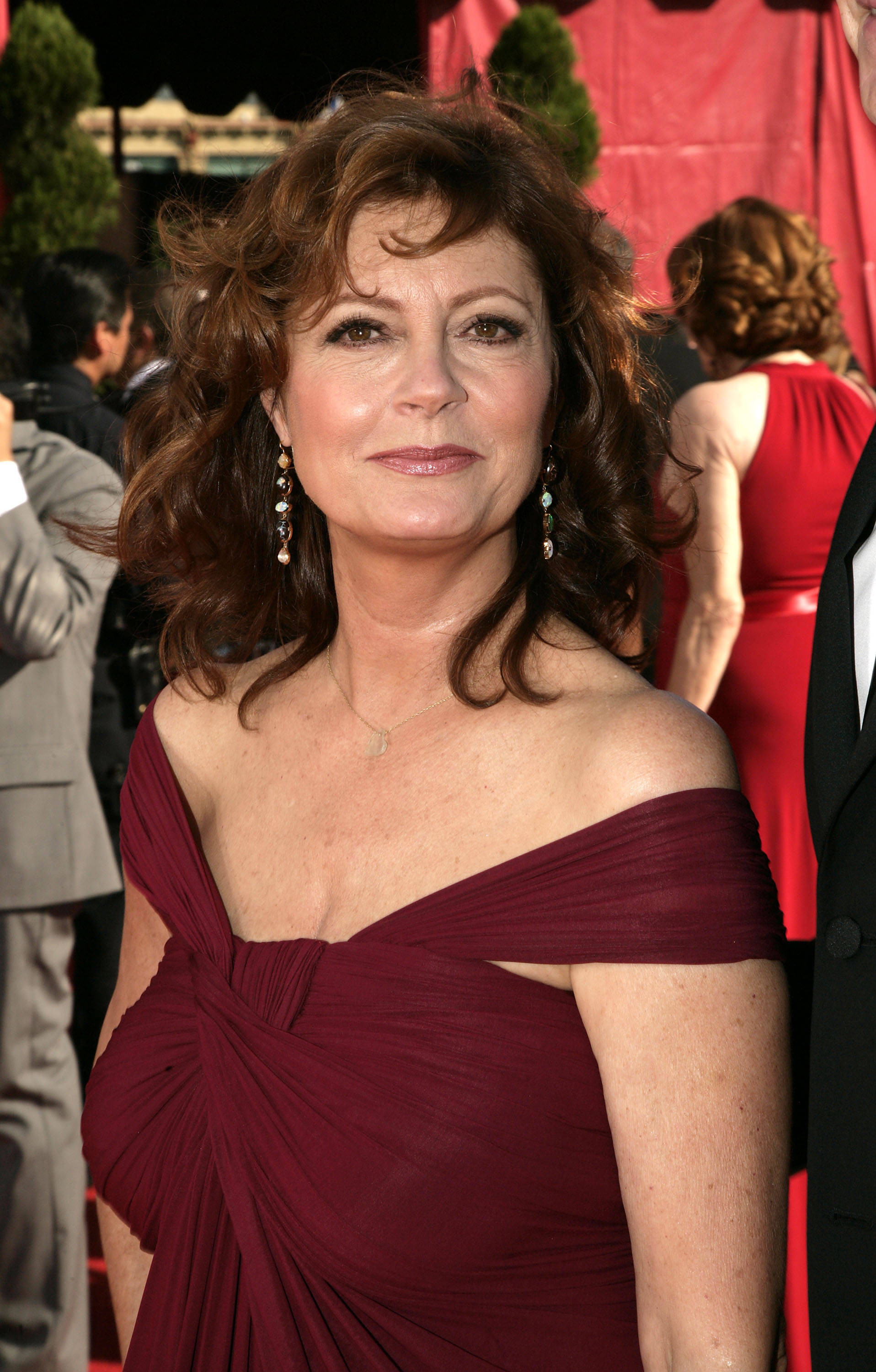 2008 Emmy Awards, Susan Sarandon, burgundy off-shoulder gown, 2K Phone Wallpaper