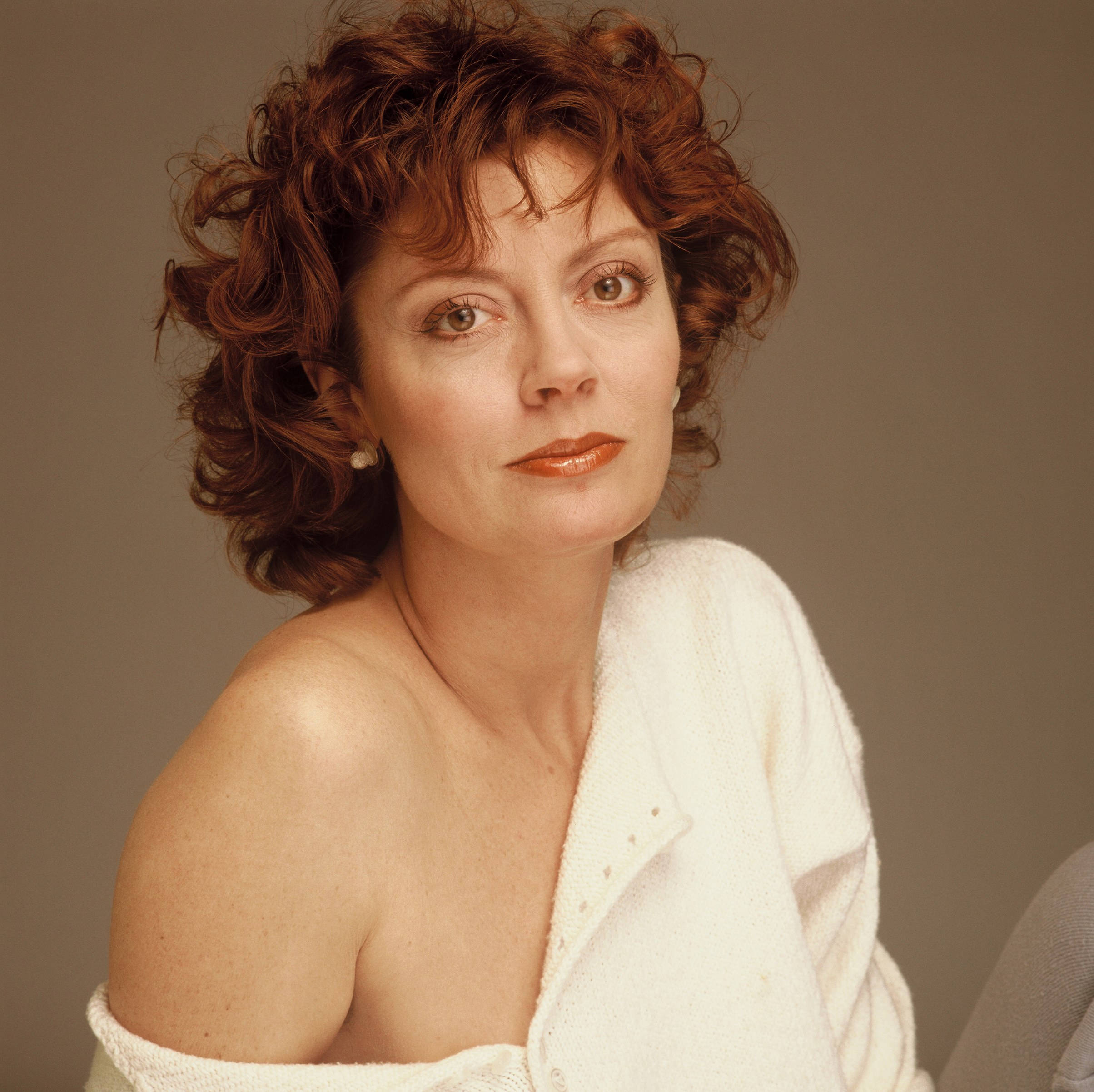 Susan Sarandon, curly auburn hair, white robe, Full HD Desktop Wallpaper