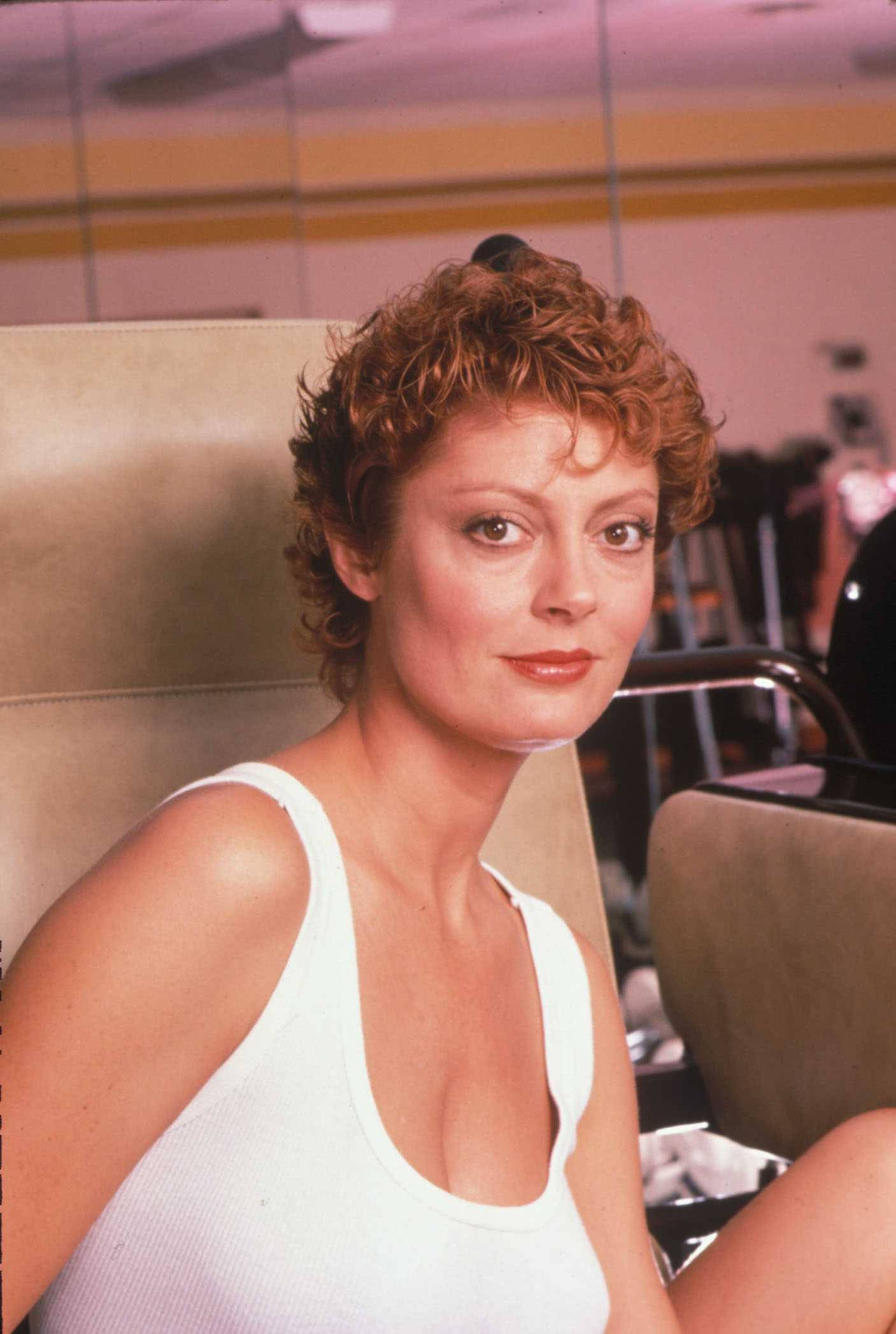 Susan Sarandon, curly red hair, beige chair, Full HD Phone Wallpaper