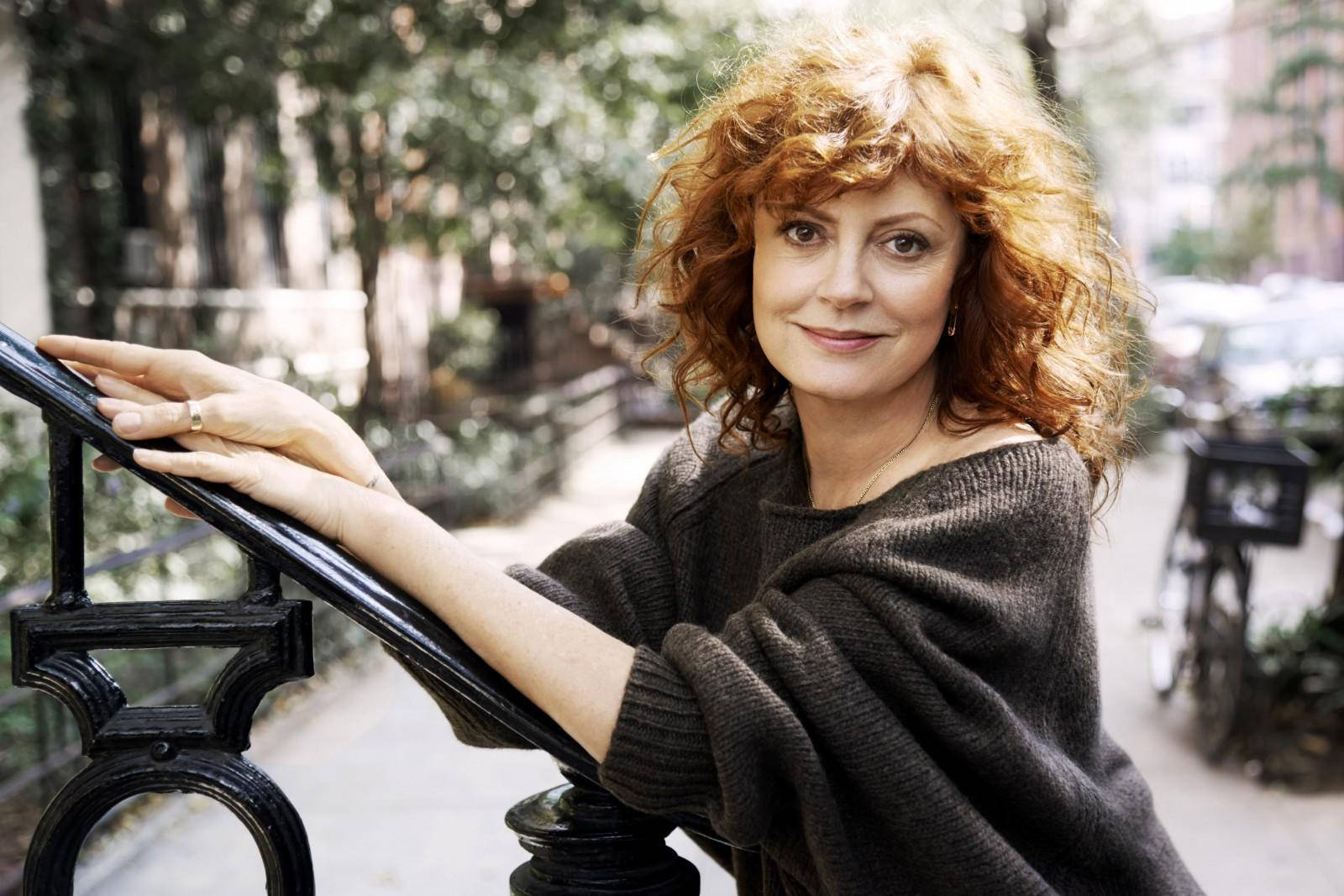 Susan Sarandon, curly red hair, black iron railing, HD Desktop Wallpaper