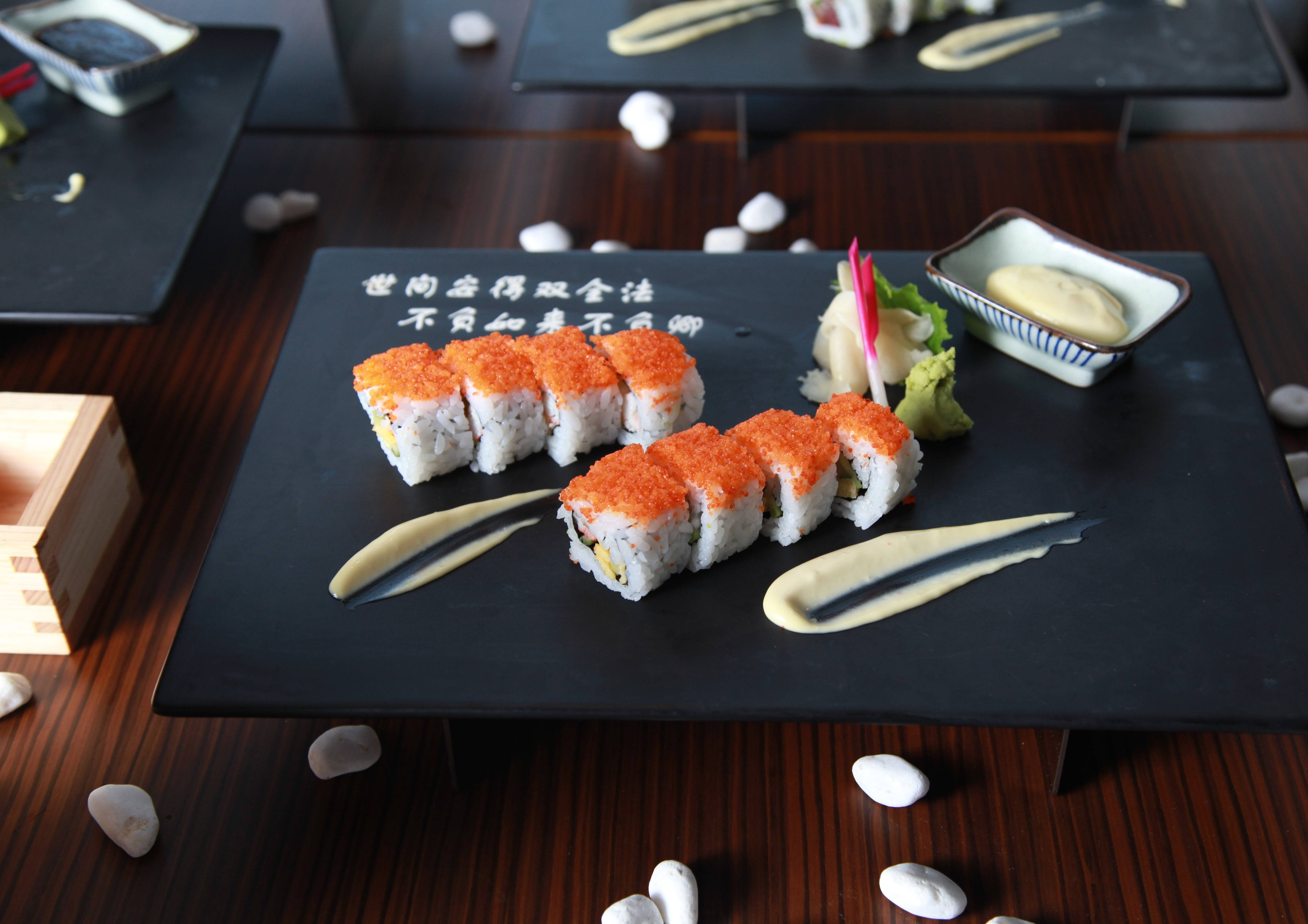 sushi roll, black slate plate, orange tobiko, 5K Desktop Wallpaper
