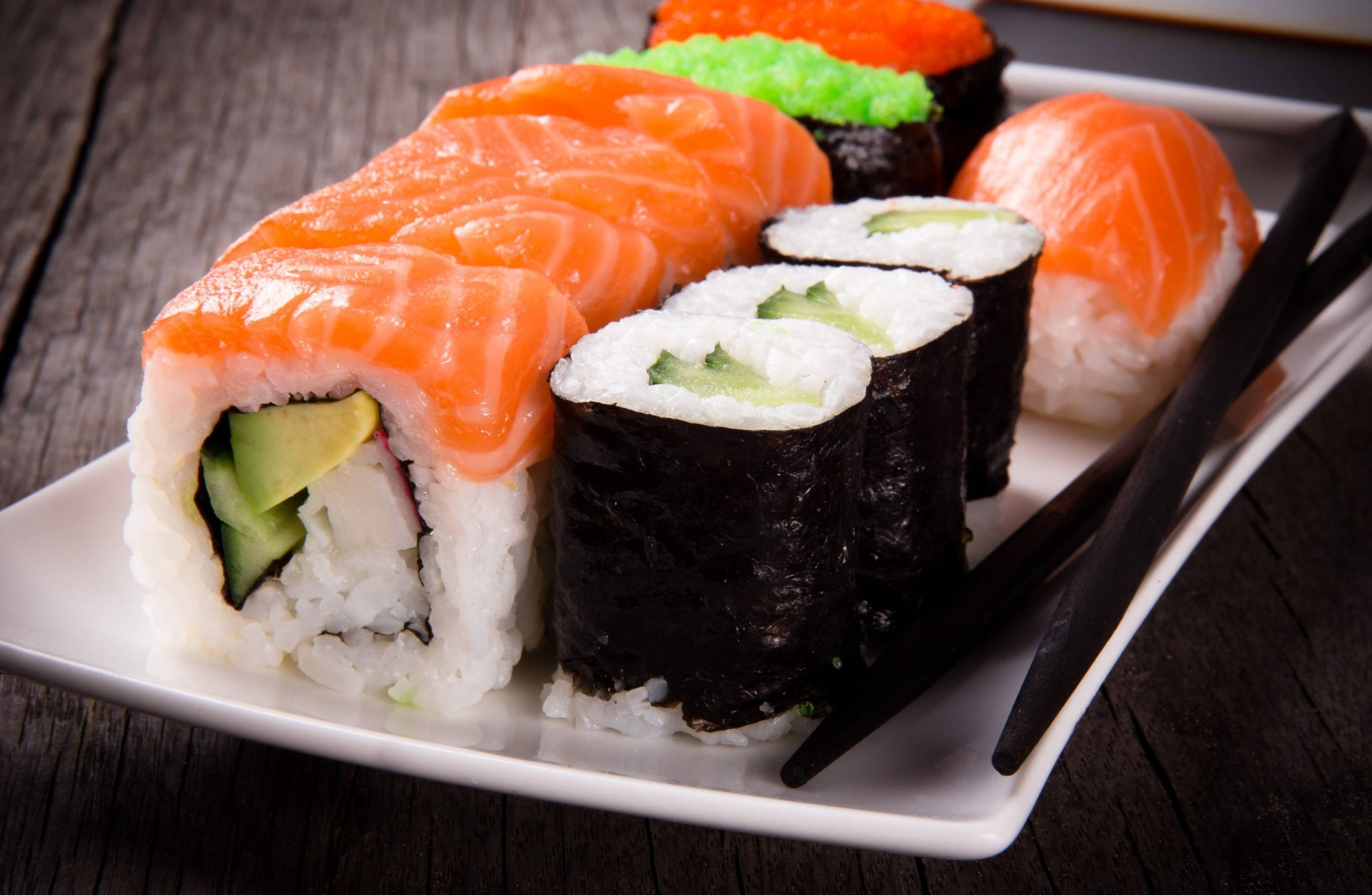 maki sushi roll, salmon avocado, green tobiko, 2K Desktop Wallpaper