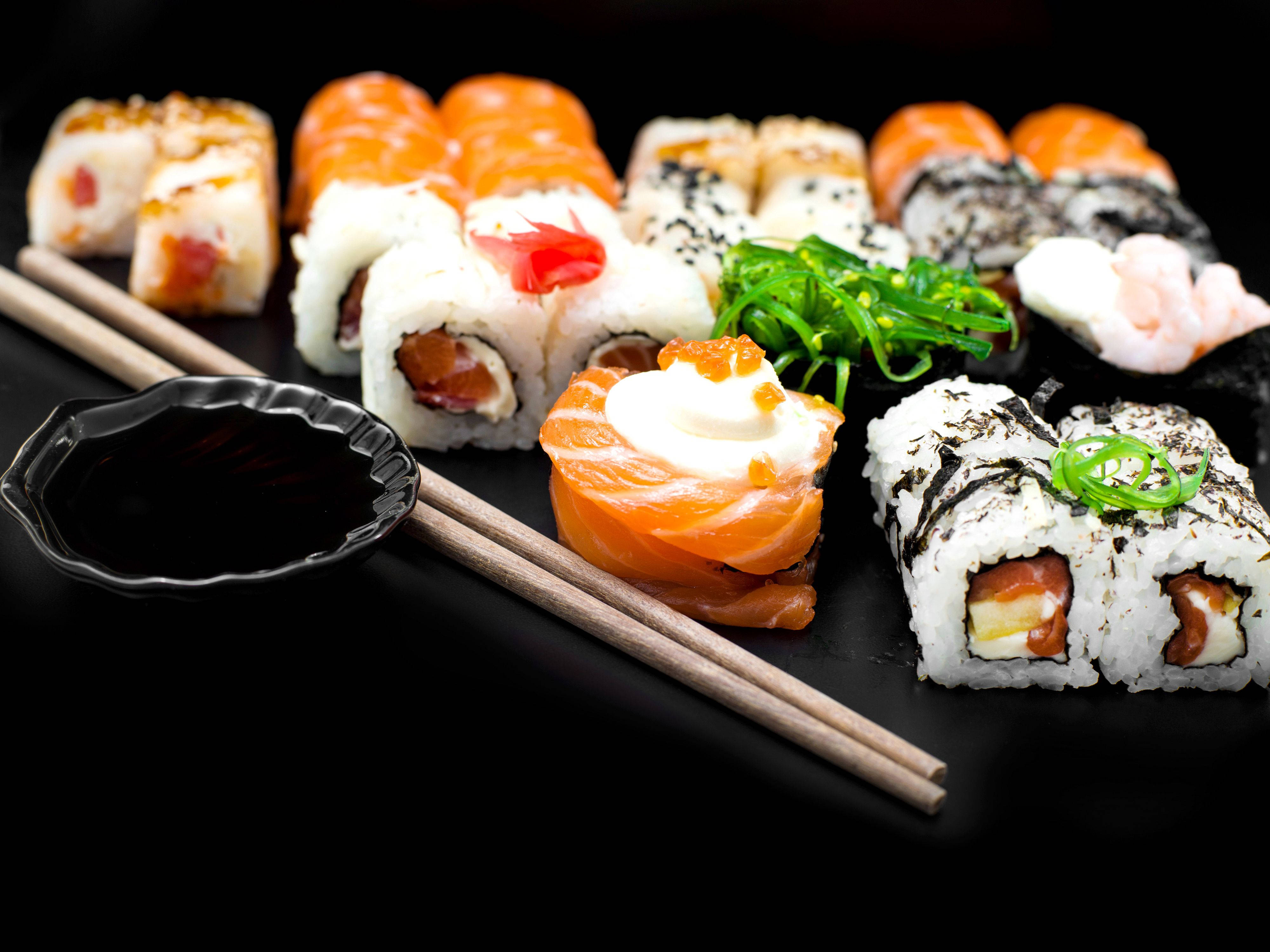 yummy maki sushi rolls, black plate, chopsticks, 4K Desktop Wallpaper