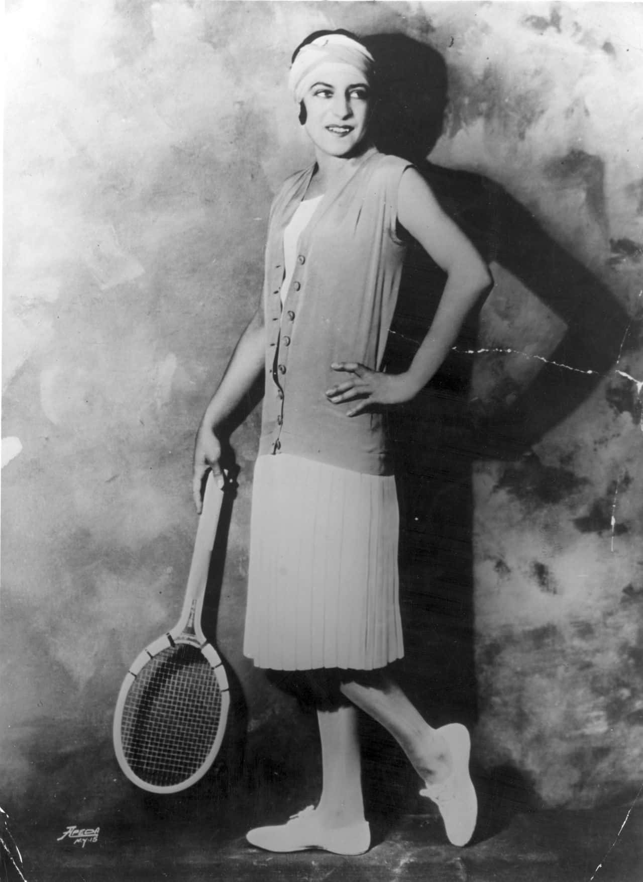 Suzanne Lenglen, 1920s tennis attire, black and white portrait, HD Phone Wallpaper