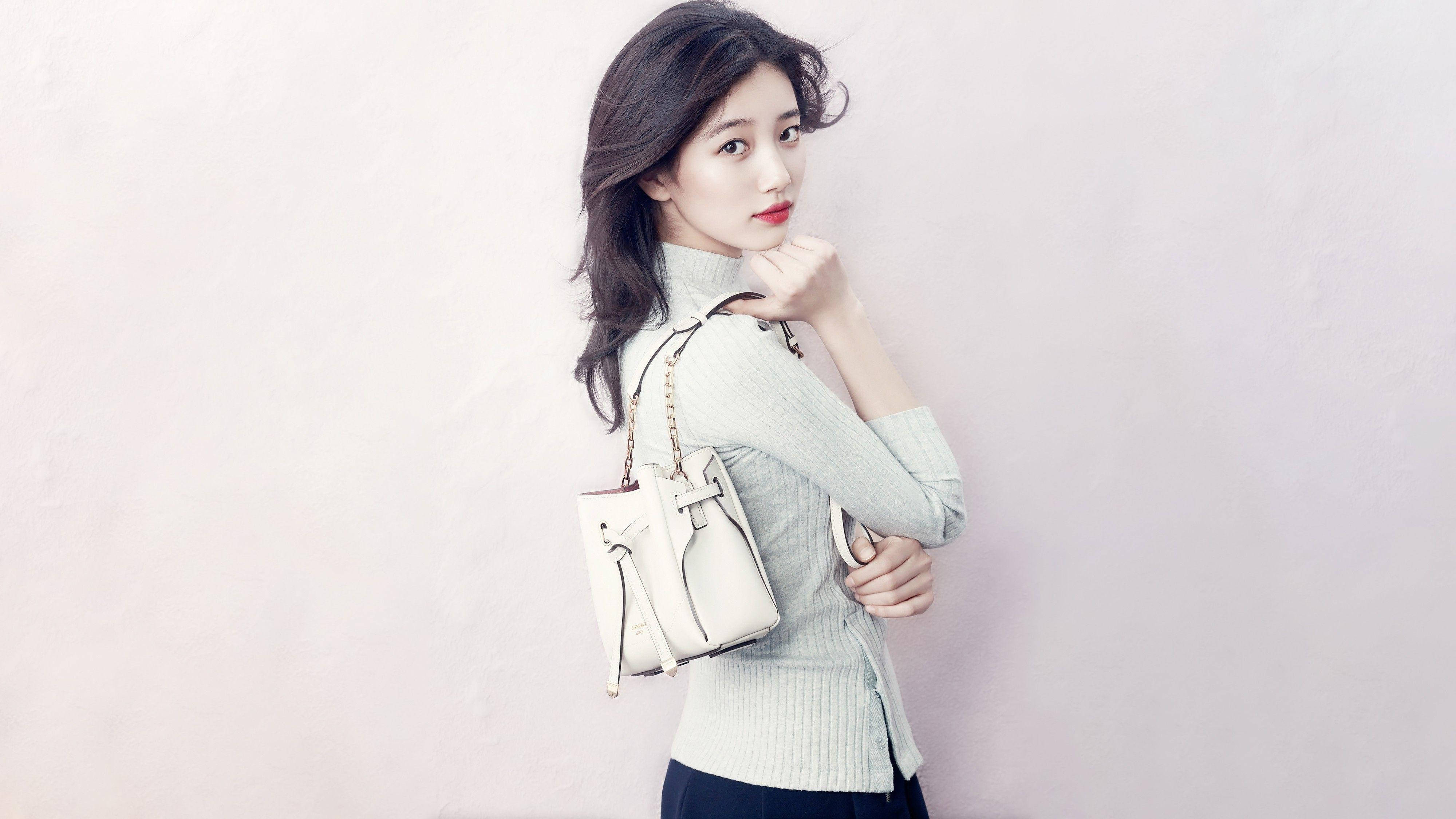 Suzy, light green turtleneck, white bucket bag, 4K Desktop Wallpaper