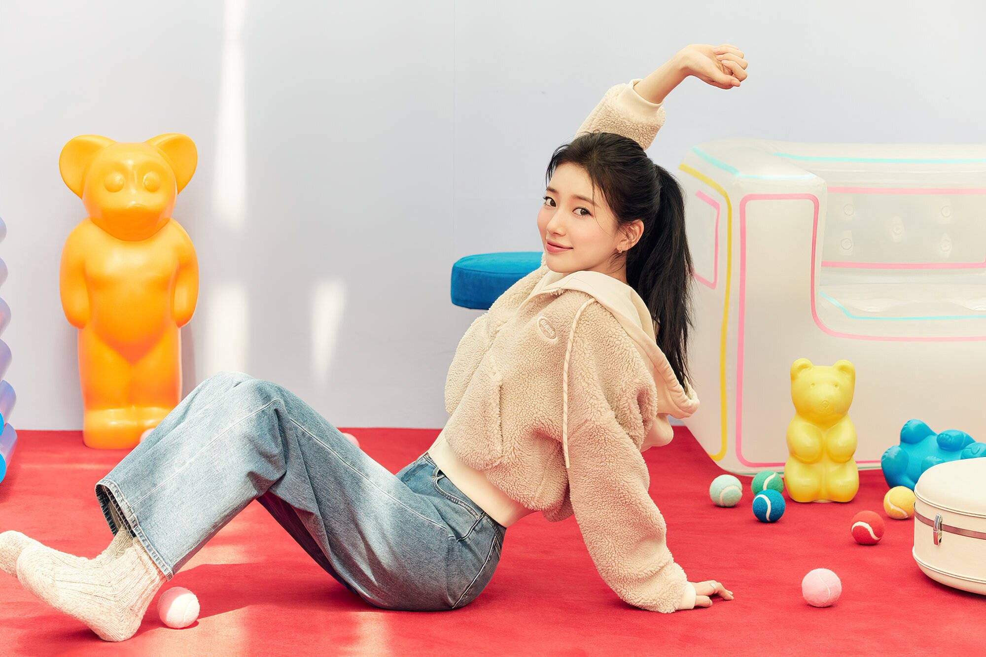 Suzy, beige hoodie, jeans, Full HD Desktop Wallpaper