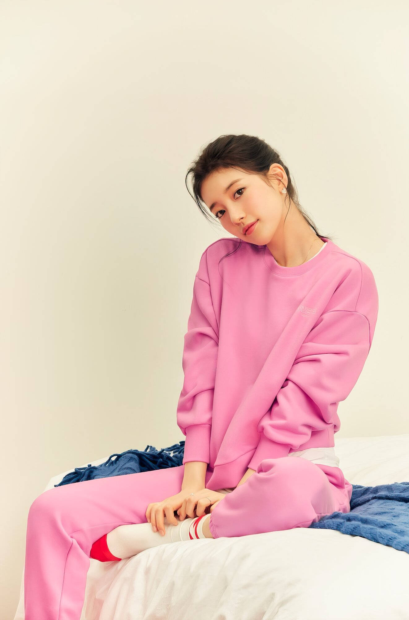 Suzy, pink sweatsuit, bed, Full HD Phone Wallpaper