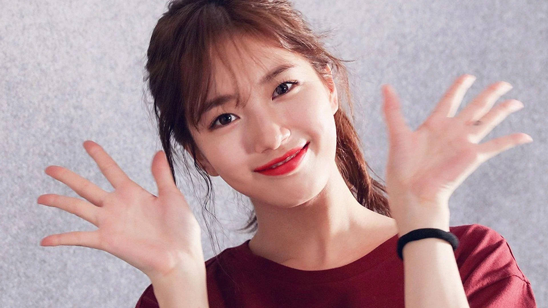 Suzy, red lipstick, textured gray wall, Full HD Desktop Wallpaper