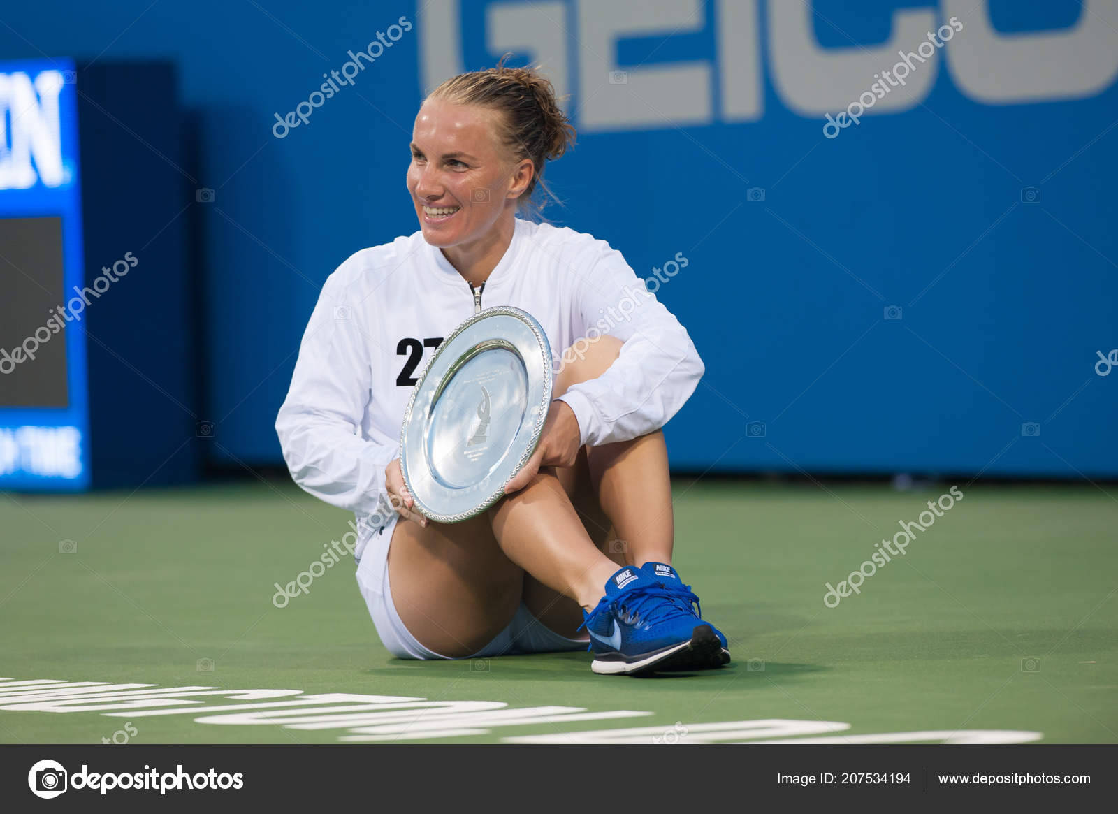 Svetlana Kuznetsova, green court, silver trophy, HD Desktop Wallpaper