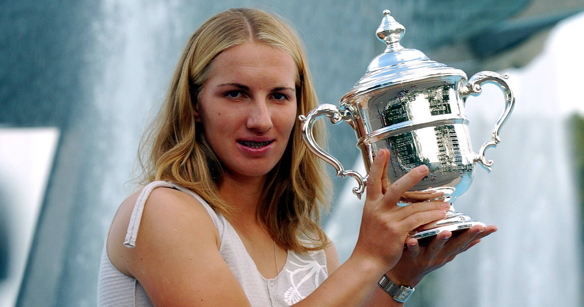 Svetlana Kuznetsova, white top, silver trophy, HD Desktop Wallpaper