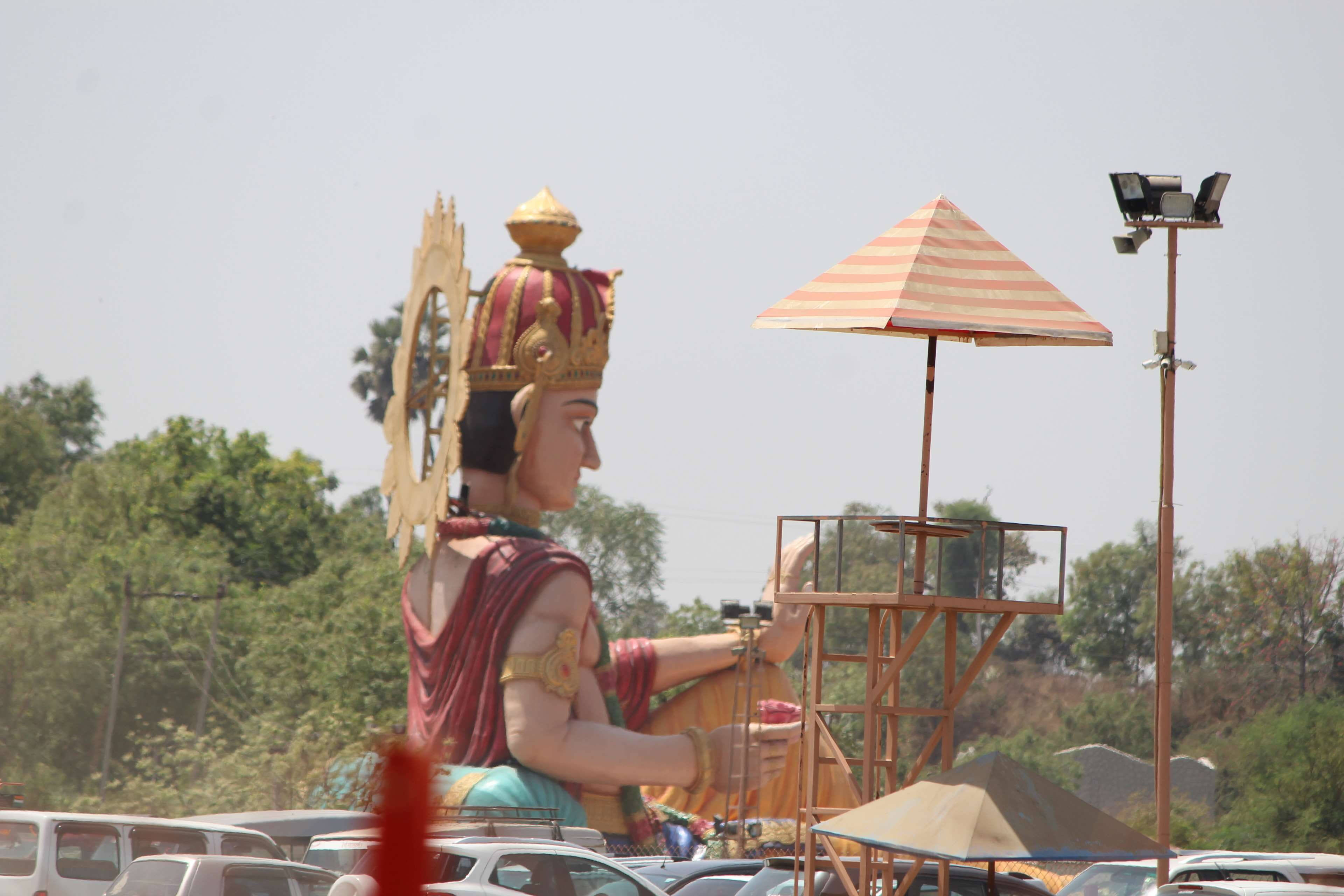 Swaminarayan, large statue, crowned deity, 4K Desktop Wallpaper