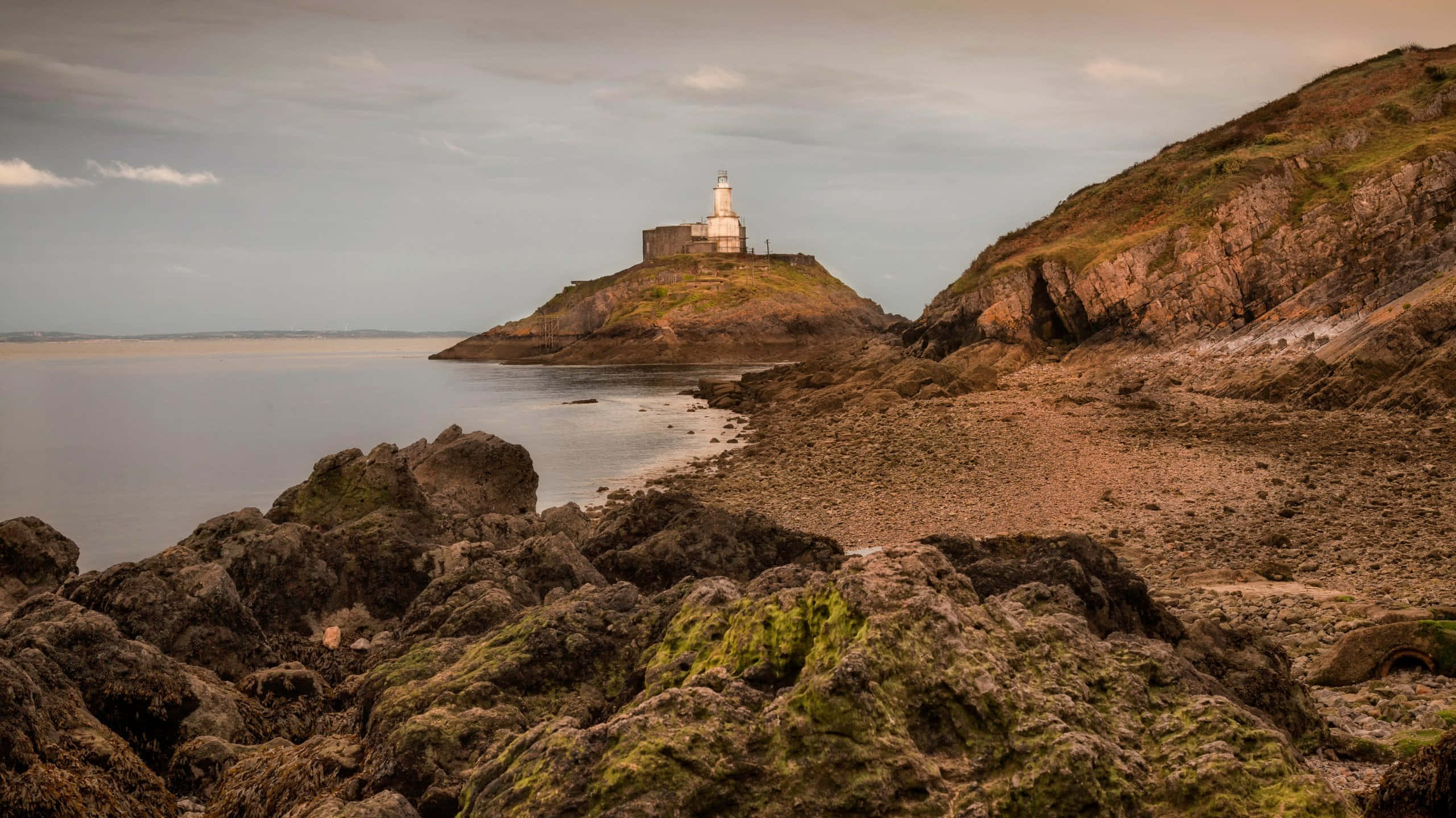 Swansea, coastal lighthouse, dusk, 2K Desktop Wallpaper