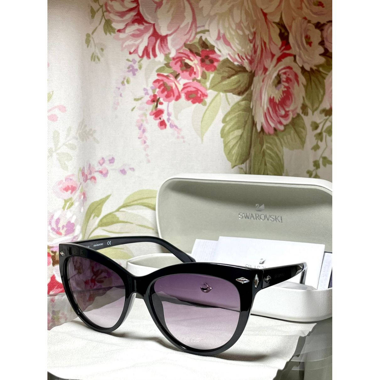 Swarovski, light purple lenses, black cat-eye sunglasses, SD Desktop Wallpaper