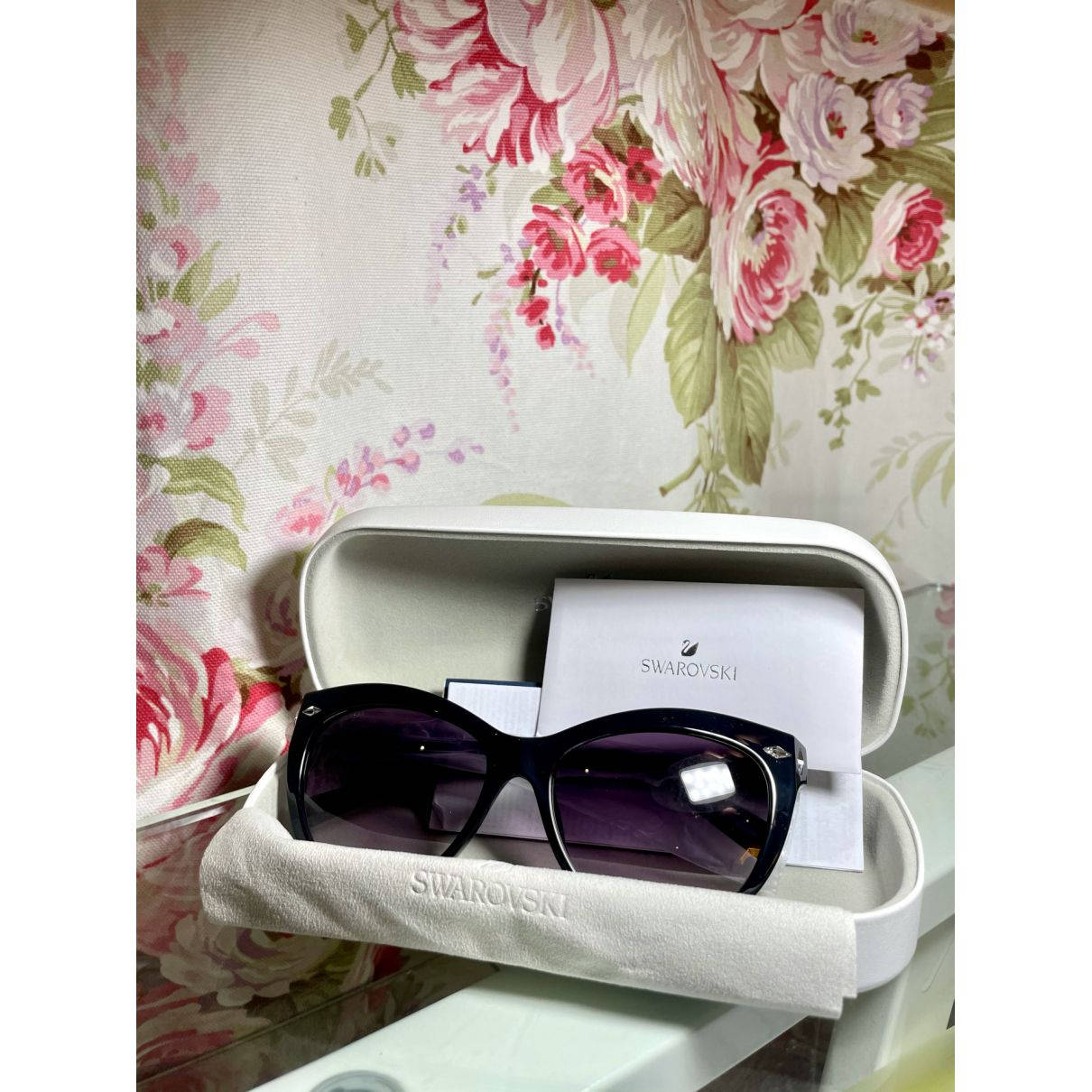 Swarovski, sunglasses, black rims, SD Desktop Wallpaper