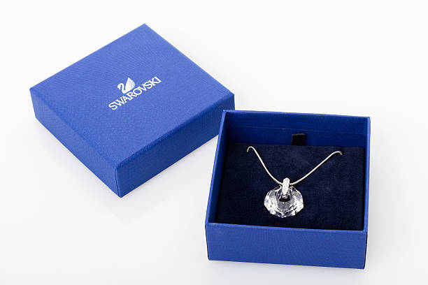 Swarovski, round crystal, pendant necklace, SD Desktop Wallpaper